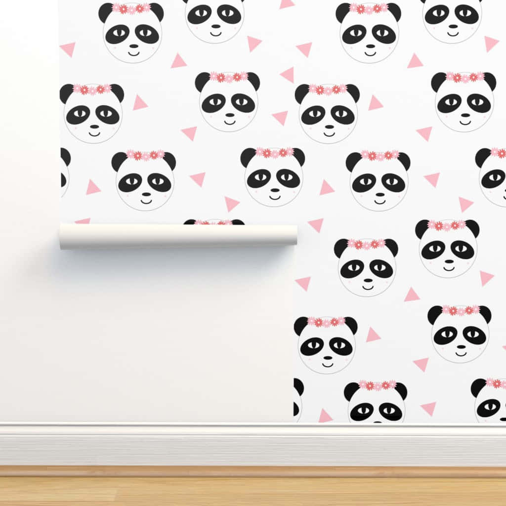 Cute Panda 桌布 壁紙 — 一卷壁紙，上面有可愛的熊貓，戴著粉紅色花冠和粉紅色三角形，背景為白色。