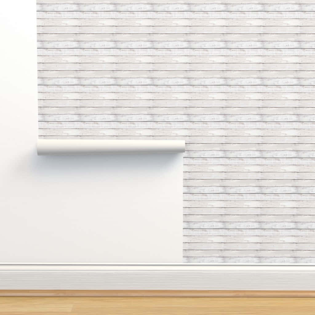 Shiplap 桌布 壁紙 — 一卷淺灰色木紋壁紙部分展開在白色牆壁和木地板上。