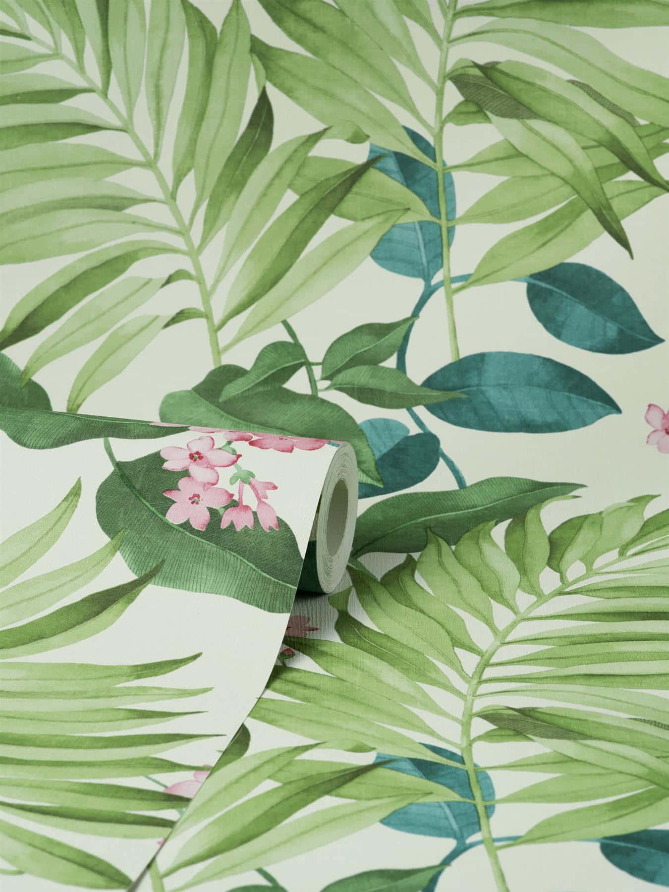 Aesthetic Palm Leaves 桌布 壁紙 — 一卷熱帶風格壁紙，上面有茂盛的綠色棕櫚葉和粉紅色花朵，在奶油色背景上展開。