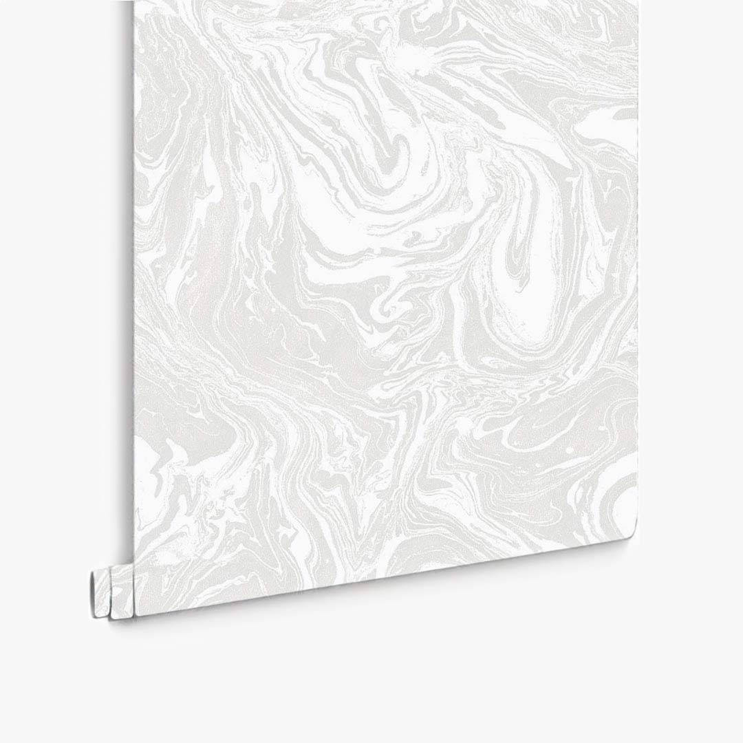 White Marble 桌布 壁紙 — 一卷白色和淺灰色大理石紋壁紙，帶有漩渦狀有機圖案，部分展開在素色背景上。