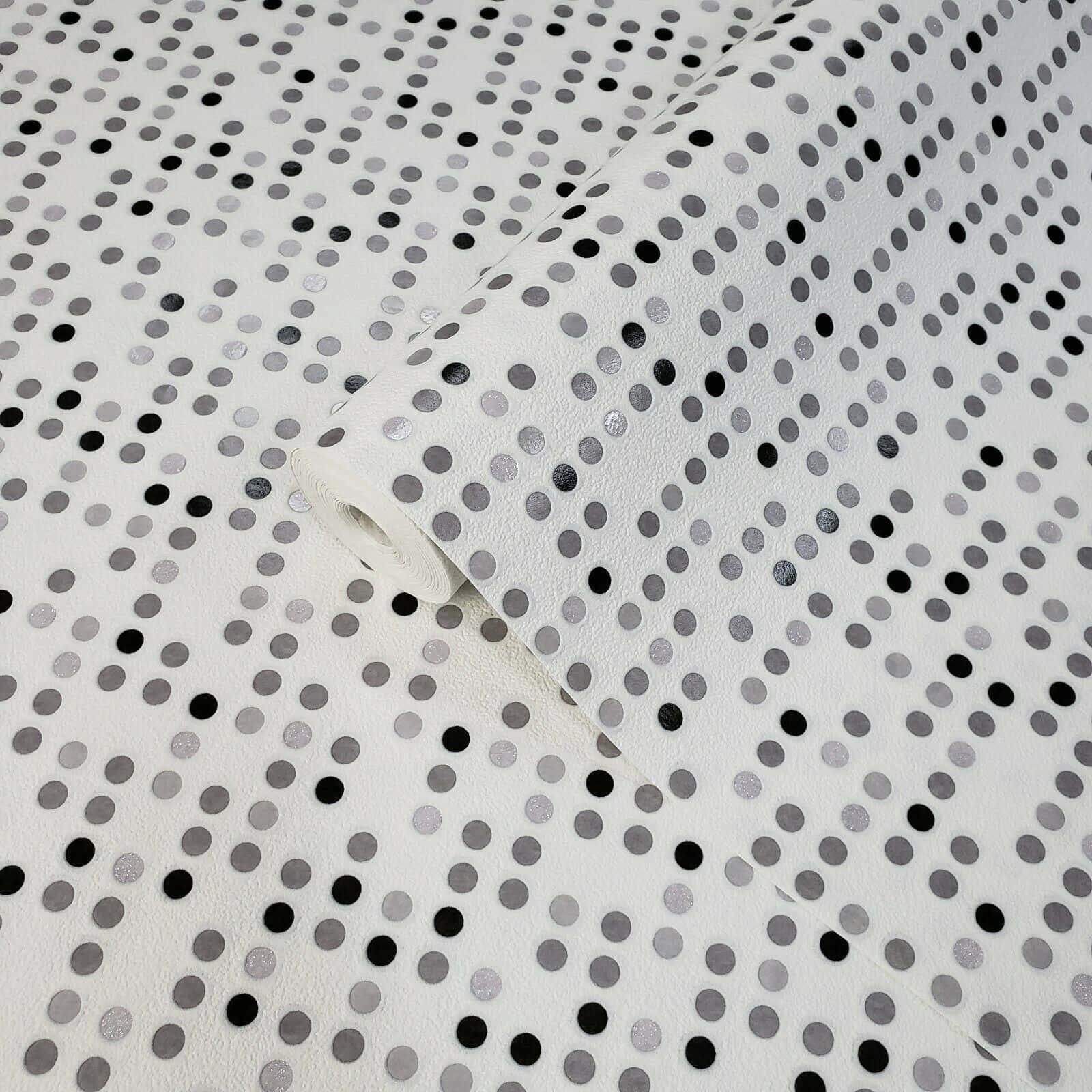 Black Polka Dot 桌布 壁紙 — 一卷白色紋理壁紙，帶有散落的黑色和銀色圓點，部分展開。