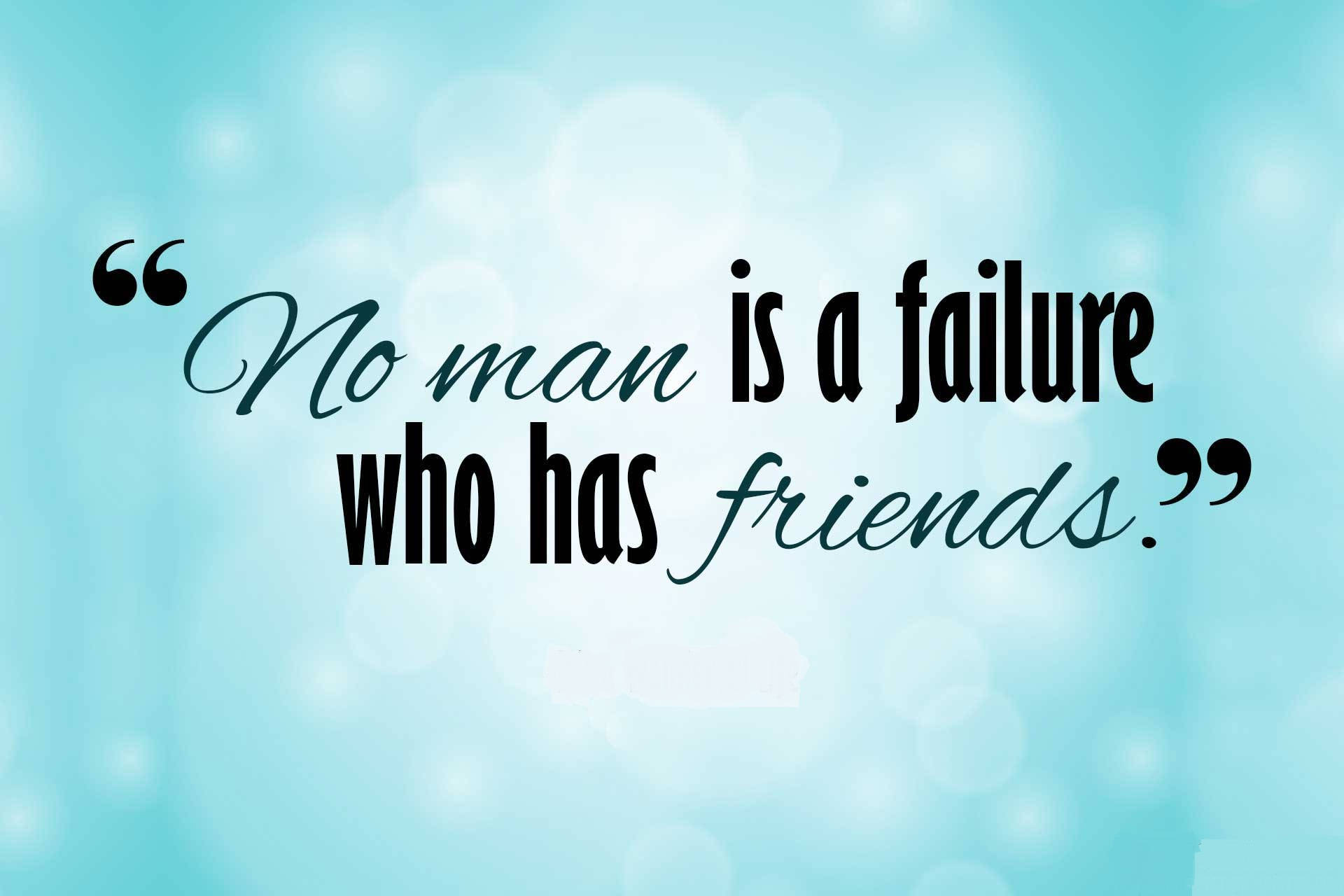 Friendship Quotes 桌布 壁紙 — 一句優雅黑色字體的勵志名言寫著 no man is a failure who has friends，背景是柔和的藍綠色散景。