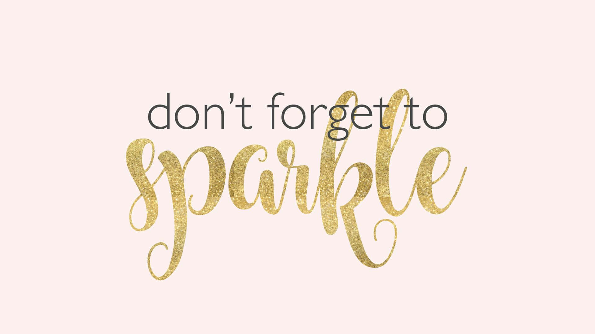 Rose Gold Quotes 桌布 壁紙 — 一句勵志語句 don't forget to sparkle，以優雅的金色閃粉字體呈現於柔和腮紅背景上。