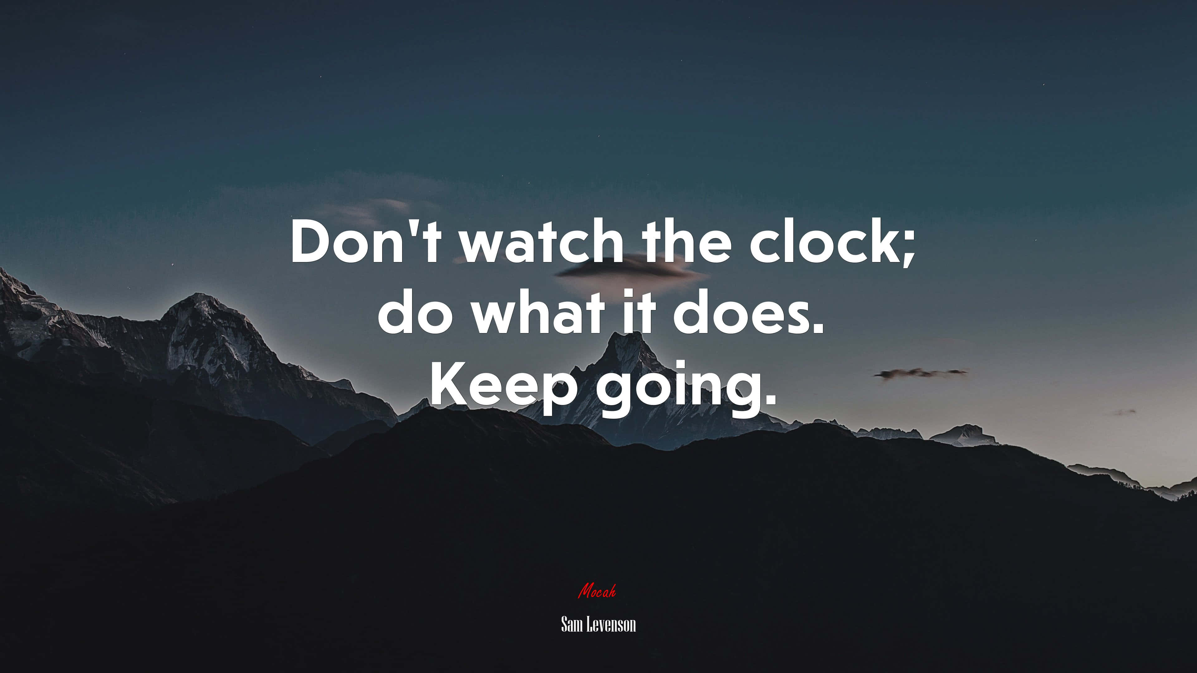 Keep Going 桌布 壁紙 — 一句勵志語句疊加在黑暗山脈上，背景是暮色天空，帶有微弱的星星和雲朵。