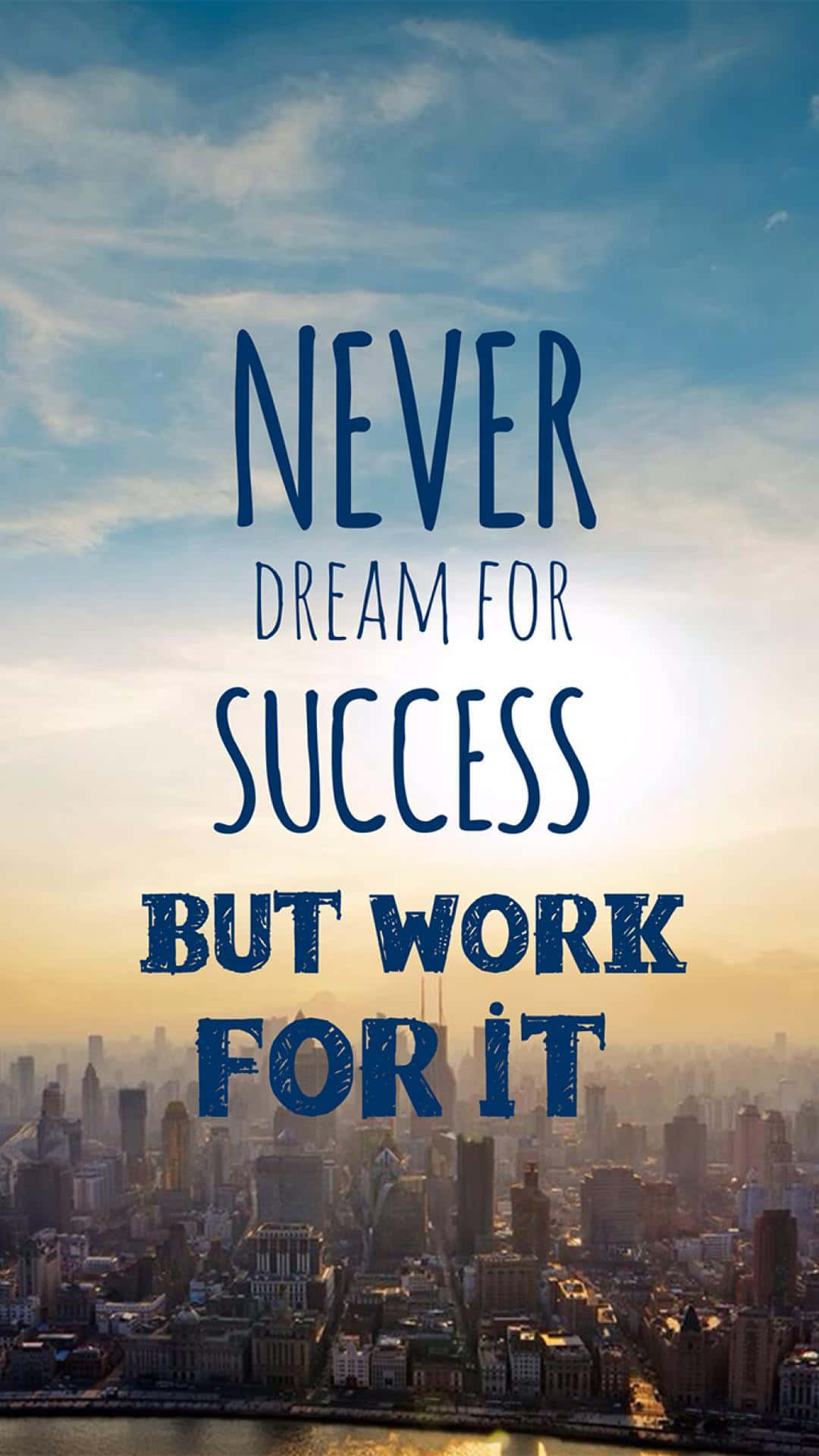Success 桌布 壁紙 — 一句勵志語句覆蓋在黃金時刻廣闊的城市景觀上，帶有柔和的雲朵和溫暖的光線。