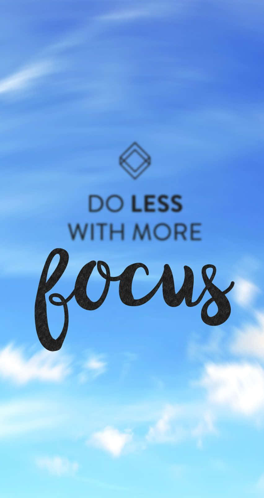 Motivational Quotes 桌布 壁紙 — 一句勵志語錄「做得更少，專注更多」漂浮在寧靜的藍天和白雲之間。