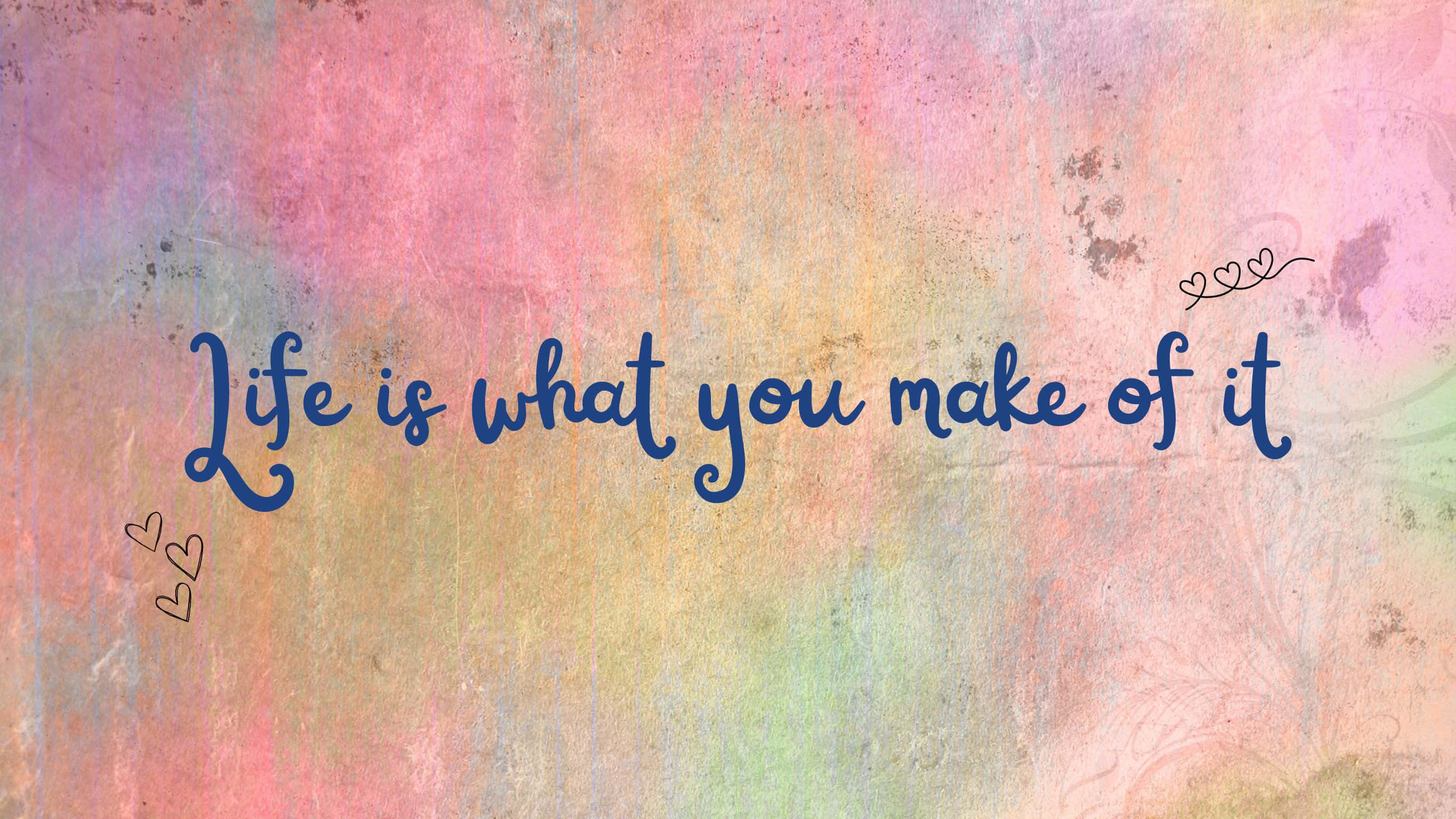 2732x1536 桌布 壁紙 — 一句勵志語錄以流暢的藍色字體寫著 life is what you make of it，背景是柔和的紋理粉彩水彩，帶有心形點綴。