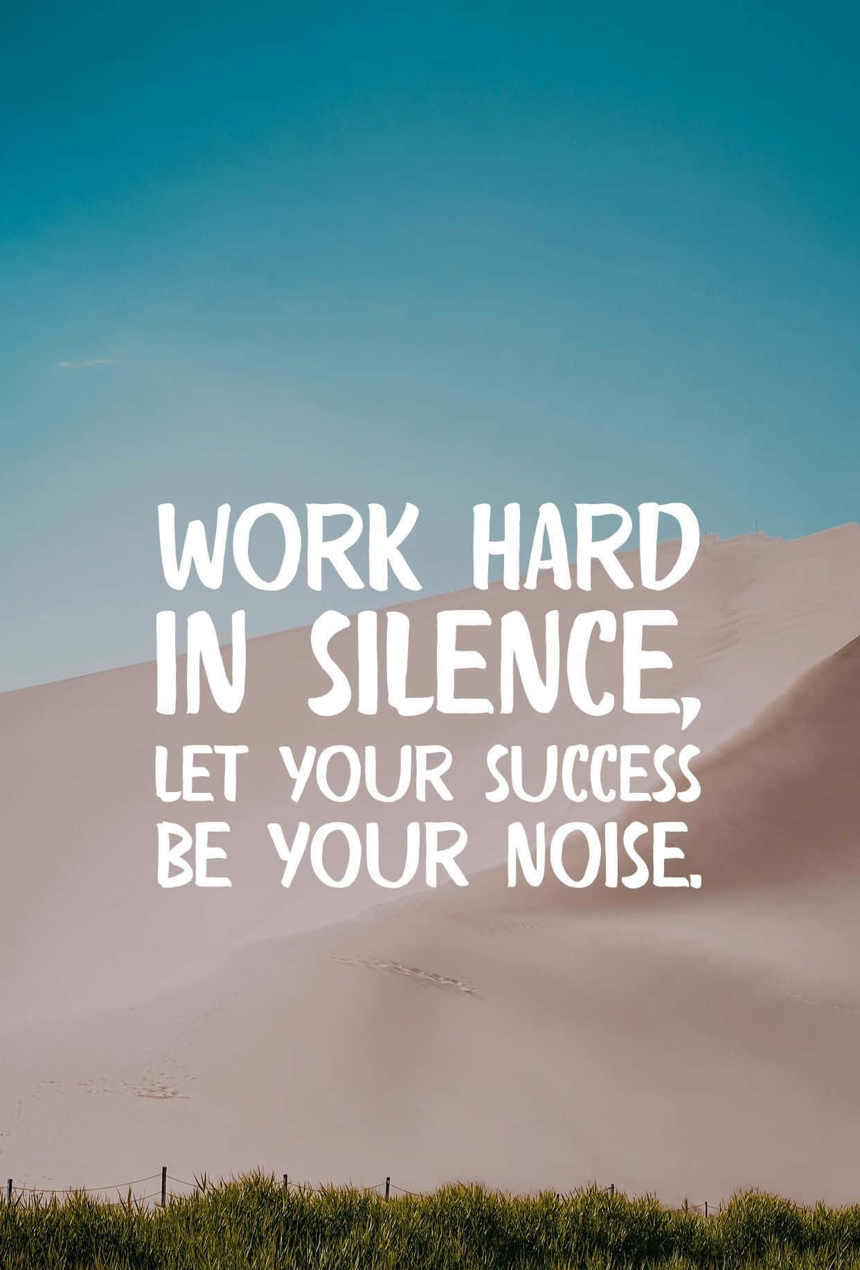 Success 桌布 壁紙 — 一句勵志語錄覆蓋在寧靜的沙漠景觀上，有連綿起伏的沙丘和清澈的藍天。