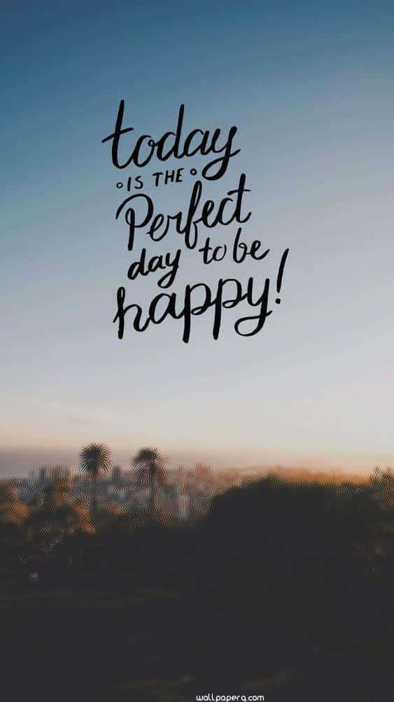 Be Happy 桌布 壁紙 — 一句勵志語錄覆蓋在日落時分寧靜的城市景觀上，有棕櫚樹和柔和的金色光線。