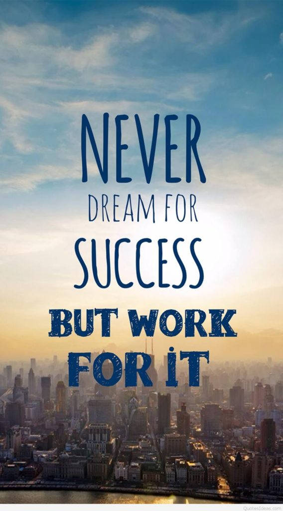 Success 桌布 壁紙 — 一句勵志語錄覆蓋在黃金時刻的廣闊城市景觀上，帶有柔和的雲朵和溫暖的光線。