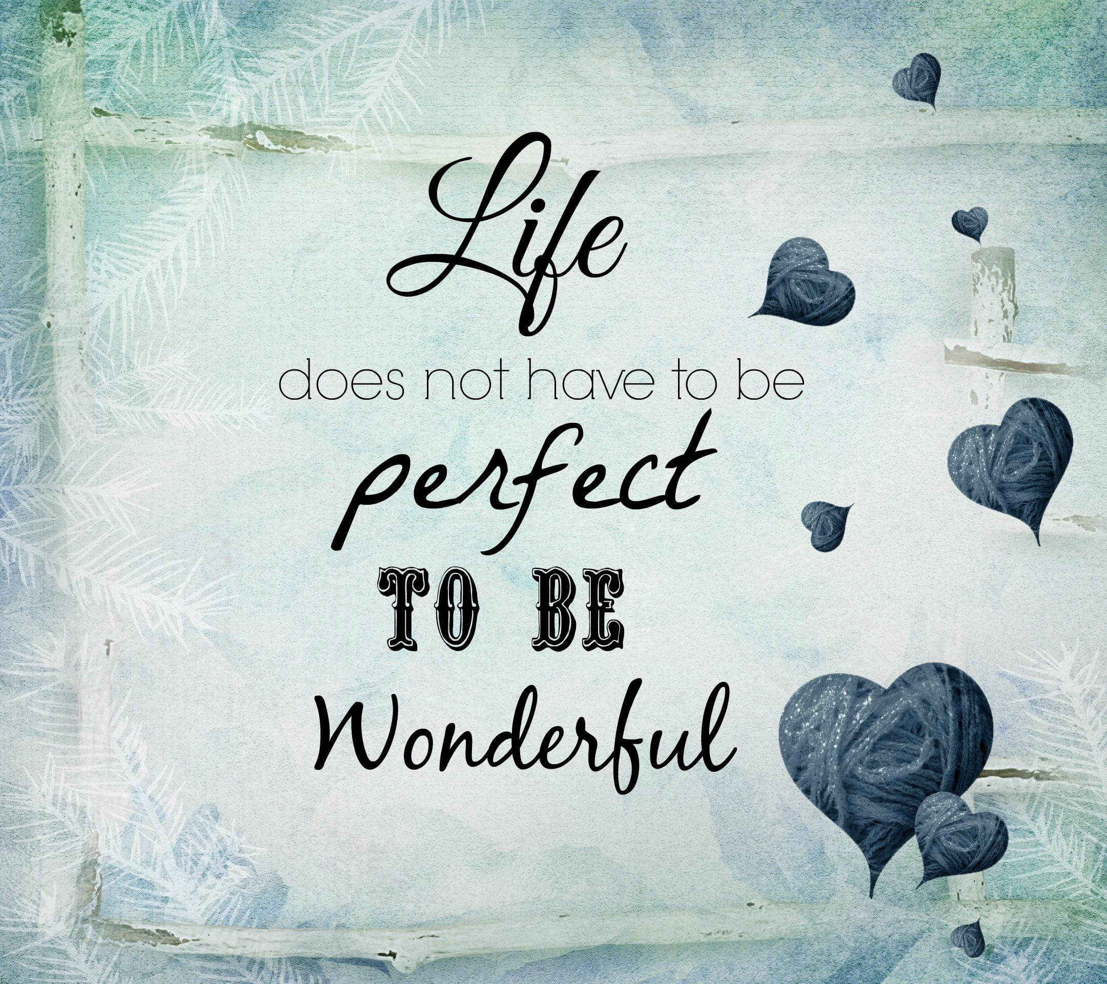 勵志語錄 桌布 壁紙 — 一句水彩風格的勵志語錄寫著「Life does not have to be perfect to be wonderful」，被深色愛心與白色蕨類圖案環繞，背景為有紋理的藍色。
