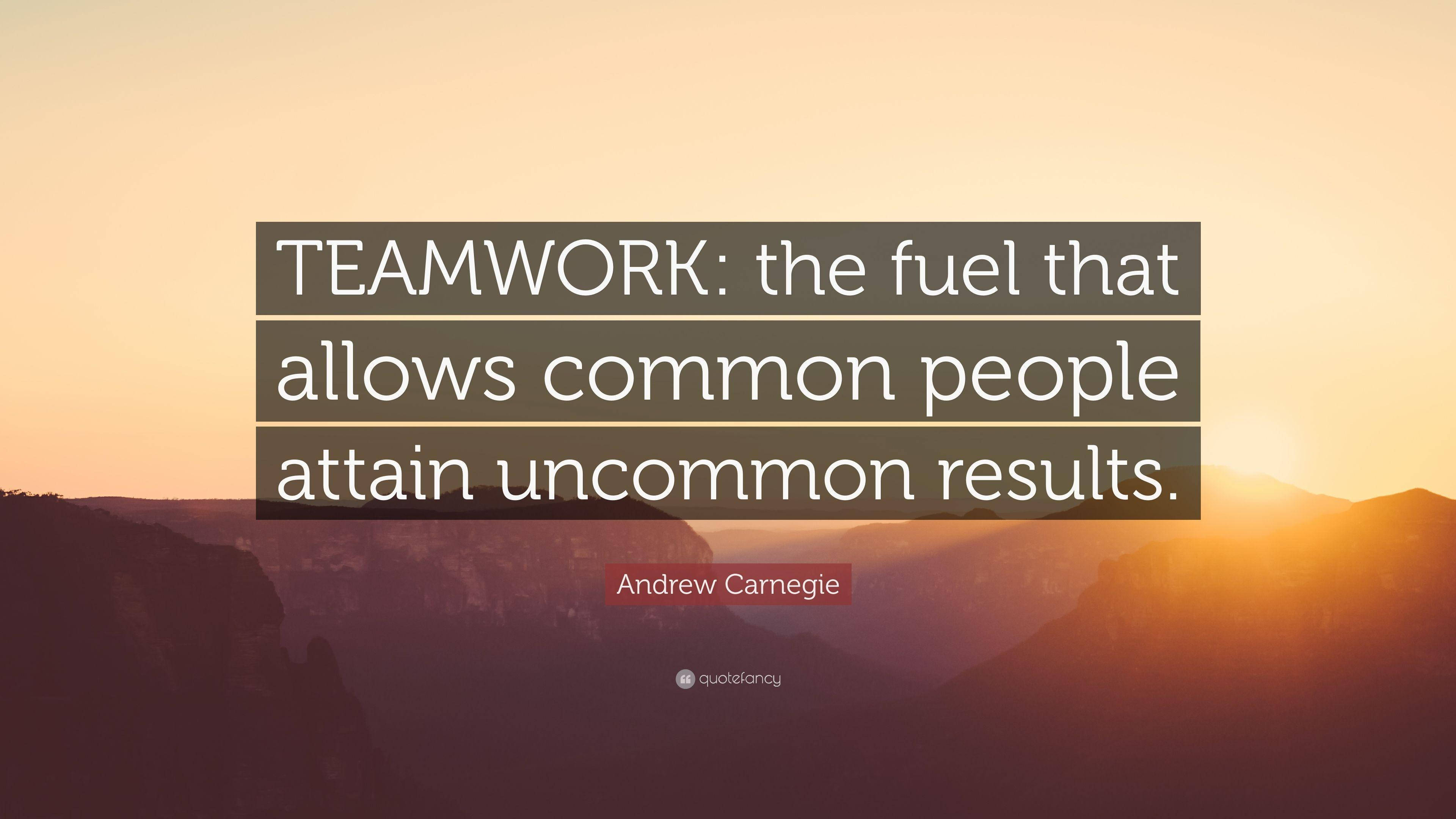 Teamwork 桌布 壁紙 — 一句關於團隊合作的勵志語錄覆蓋在寧靜的山景日落上，帶有溫暖的金色光芒。