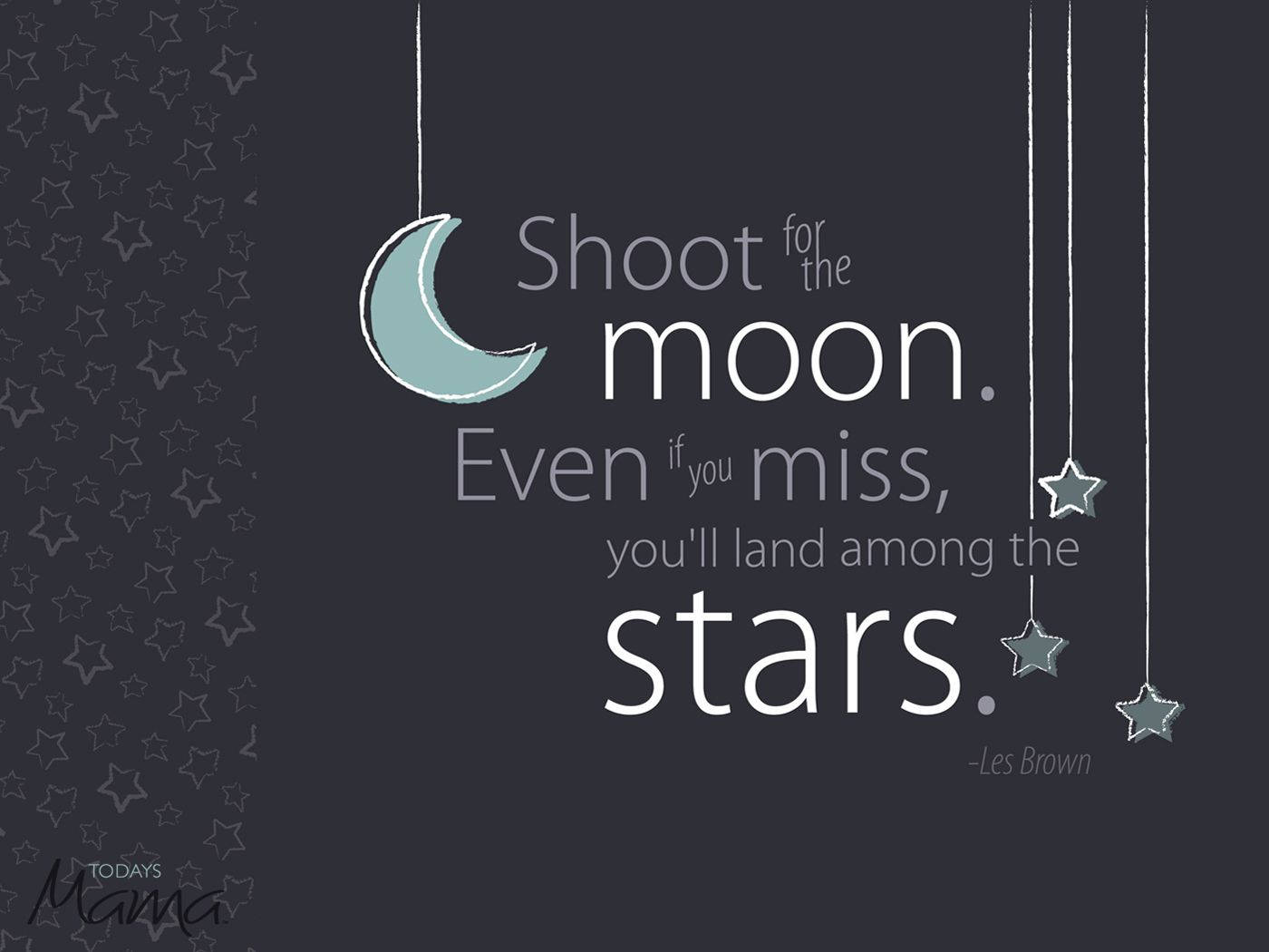 Motivational Quotes 桌布 壁紙 — 一句關於追逐夢想的勵志名言，背景是黑暗星空，新月和星星用繩子懸掛著。