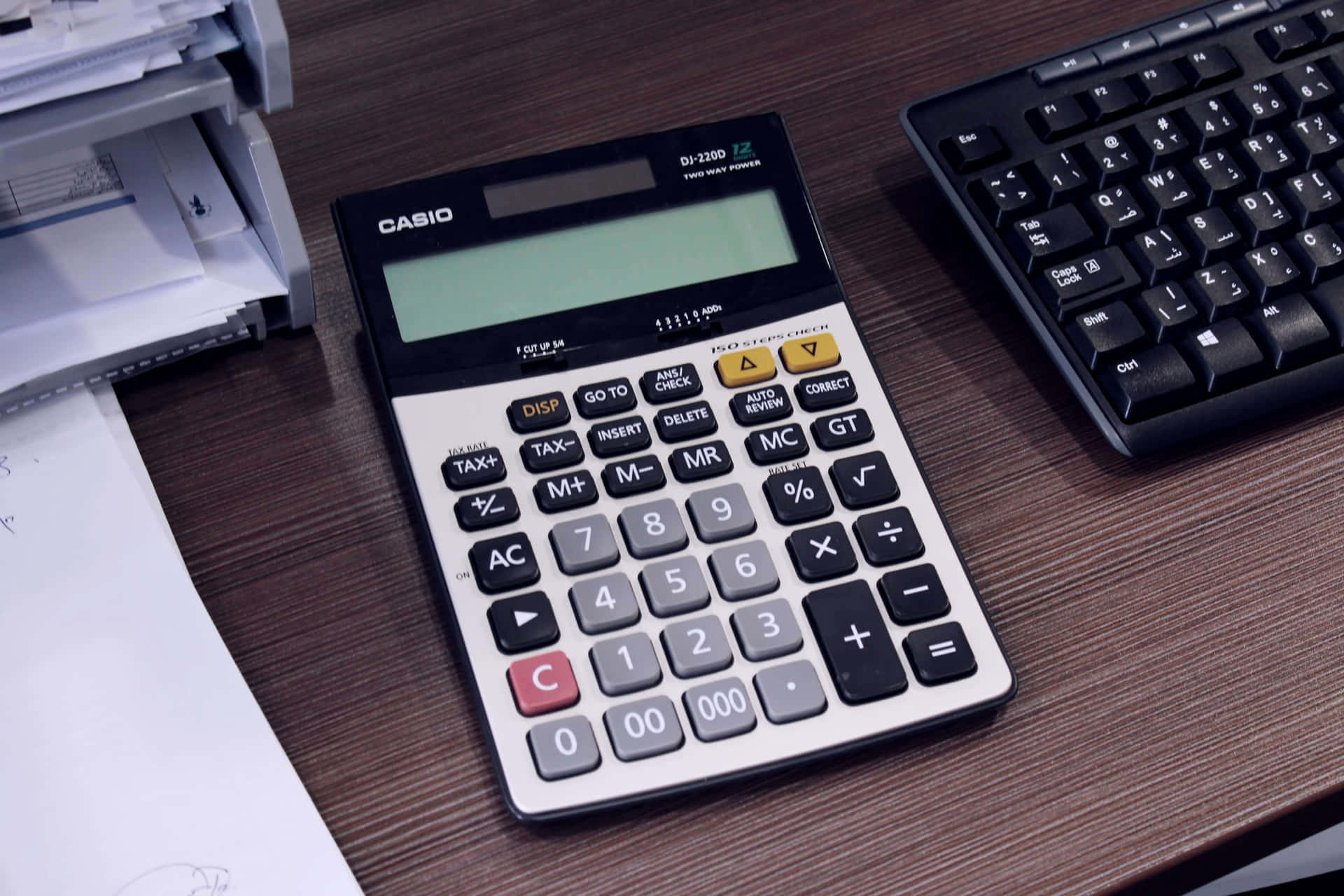 木桌上鍵盤和印表機旁邊的 Casio 計算機。 — 計算機 GIF 壁紙