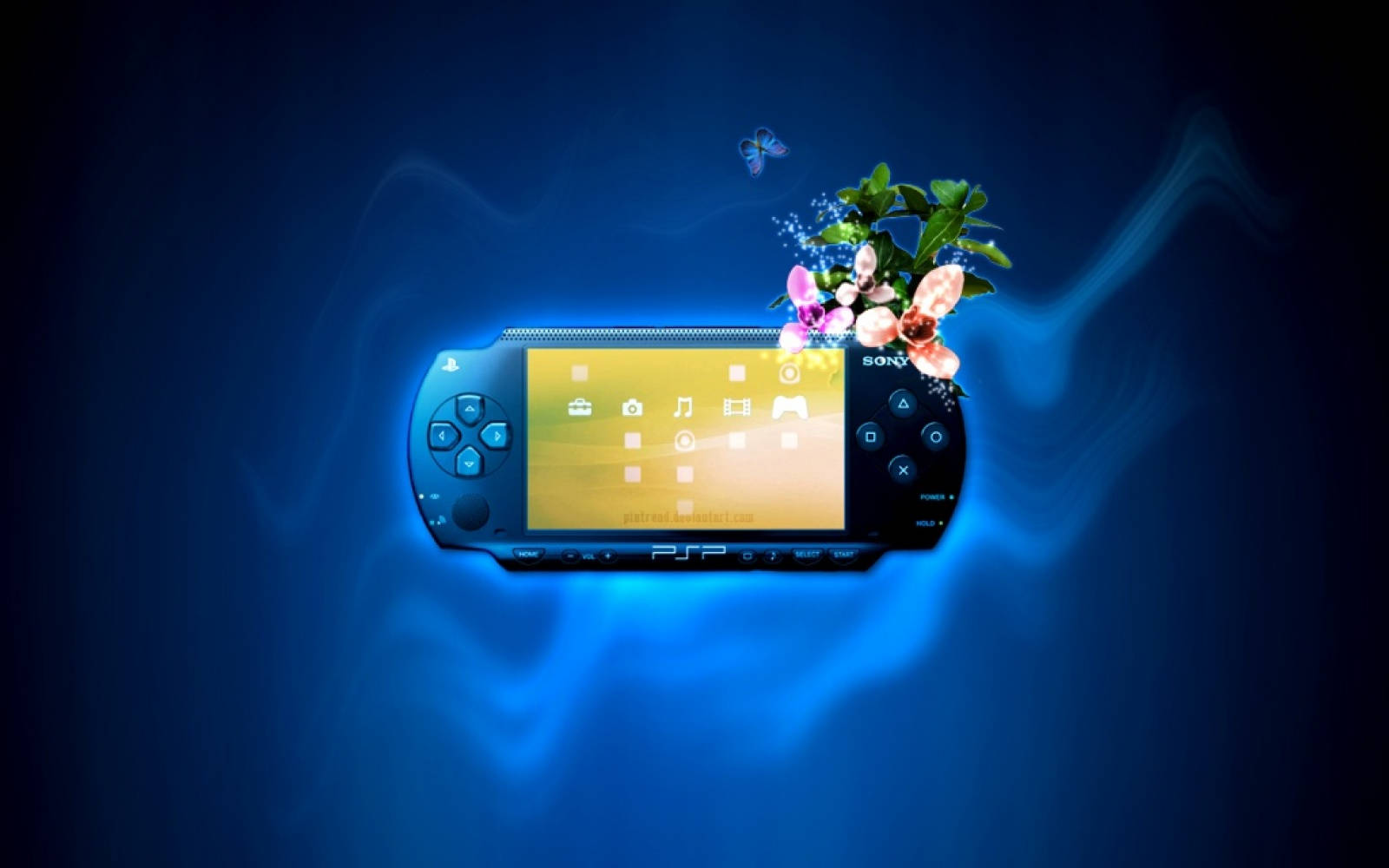 PlayStation 桌布 壁紙 — 一台 Sony PSP 主機在旋轉的藍色背景上發出溫暖的螢幕光芒，背景點綴著粉紅色的花朵和一隻蝴蝶。