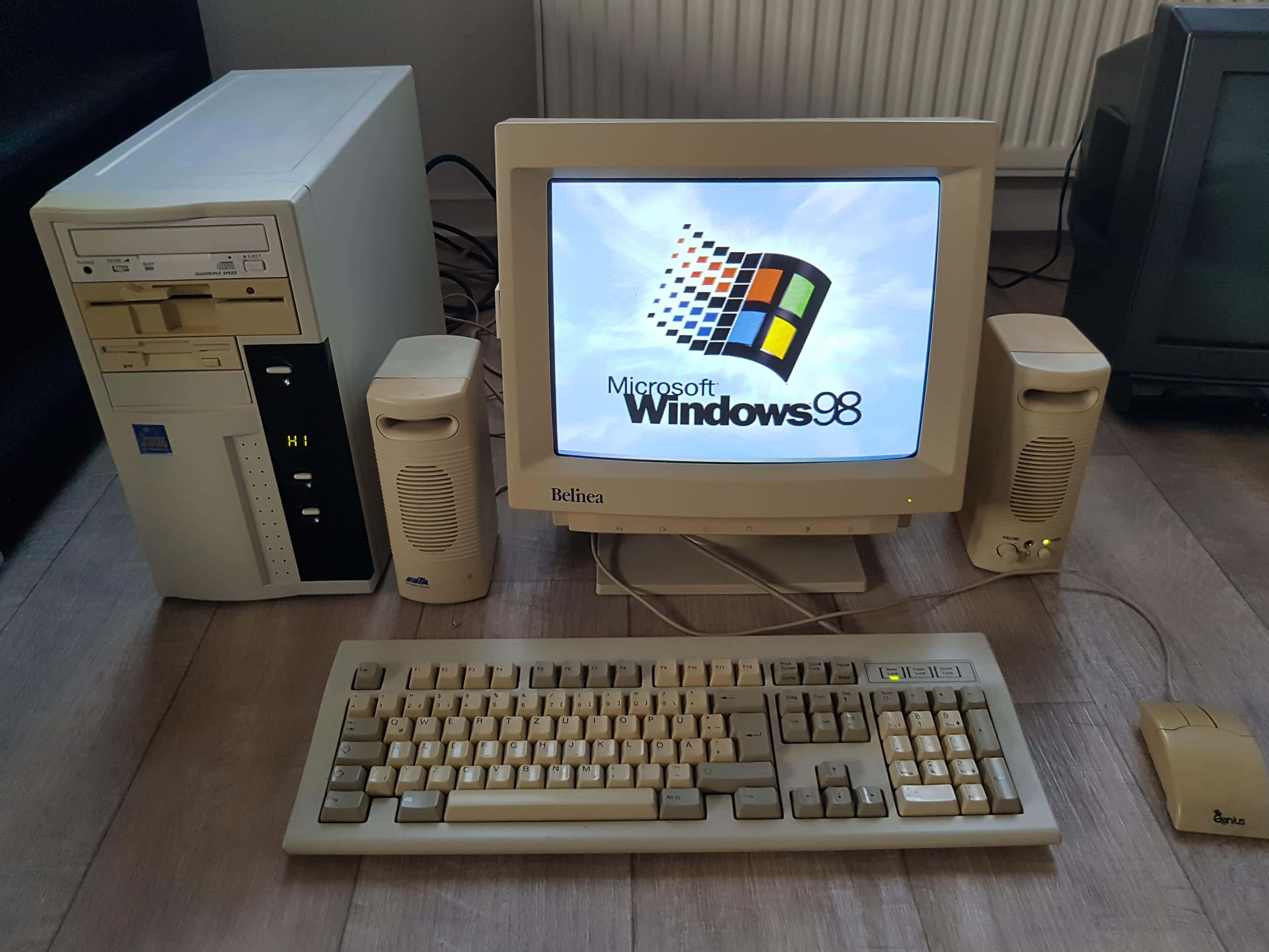Old Pc 桌布 壁紙 — 一台1990年代的米色桌上型電腦在CRT顯示器上顯示Windows 98啟動畫面。
