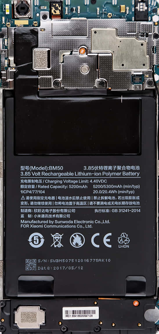 一台小型筆記型電腦，附有電池及其他零件 壁紙