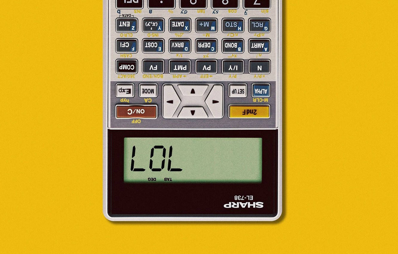計算機 桌布 壁紙 — 一台復古Sharp EL-738財務計算機在鮮黃色背景上，其綠色螢幕顯示LOL文字。