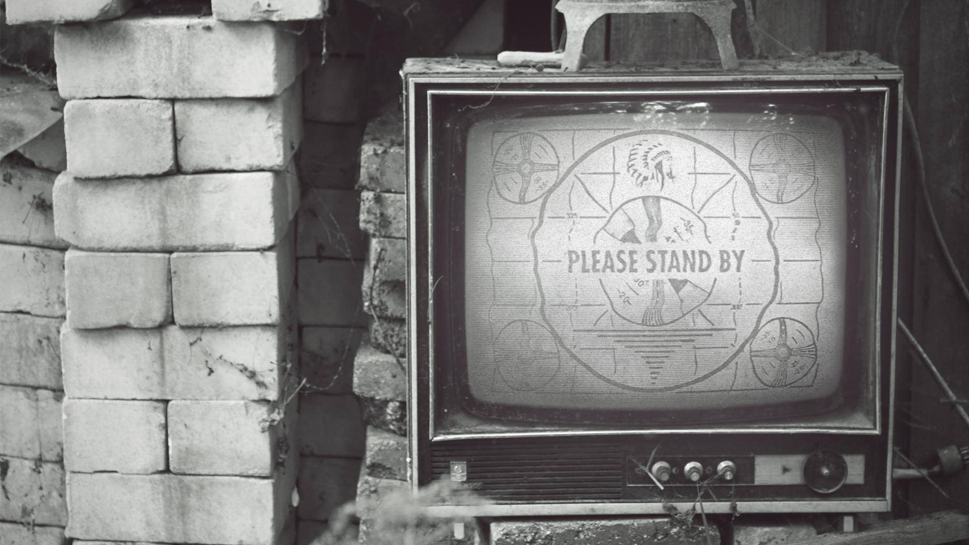 please 桌布 壁紙 — 一台復古電視機顯示著「PLEASE STAND BY」畫面，被遺棄在風化的磚牆旁，以黑白呈現。