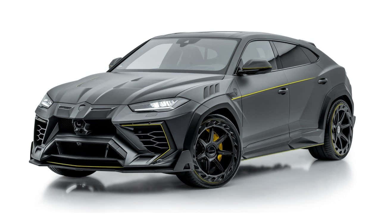Lamborghini Urus 桌布 壁紙 — 一台時尚的啞光灰色藍寶堅尼 Urus，搭配大膽的黃色點綴和黑色輪圈，在純白工作室背景下蓄勢待發。