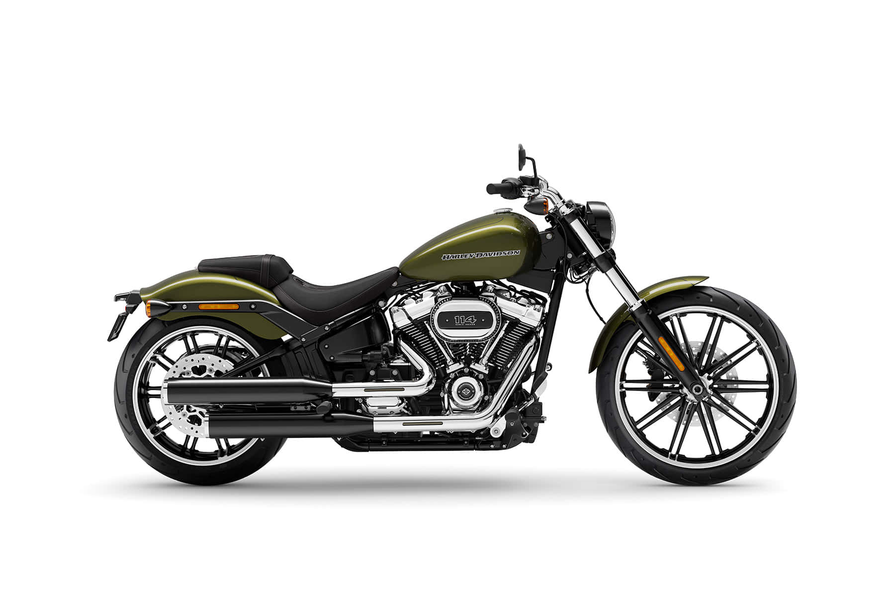 金屬質感 桌布 壁紙 — 一台時尚的橄欖綠色Harley-Davidson摩托車，帶有鍍鉻裝飾和黑色輪胎，在純白色背景上側面展示。