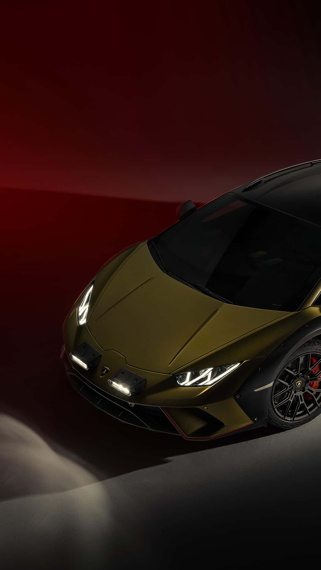 Pixel 3xl Lamborghini 桌布 壁紙 — 一台時尚的橄欖綠色藍寶堅尼跑車在戲劇性的紅色工作室燈光下閃耀，帶有銳利的陰影。