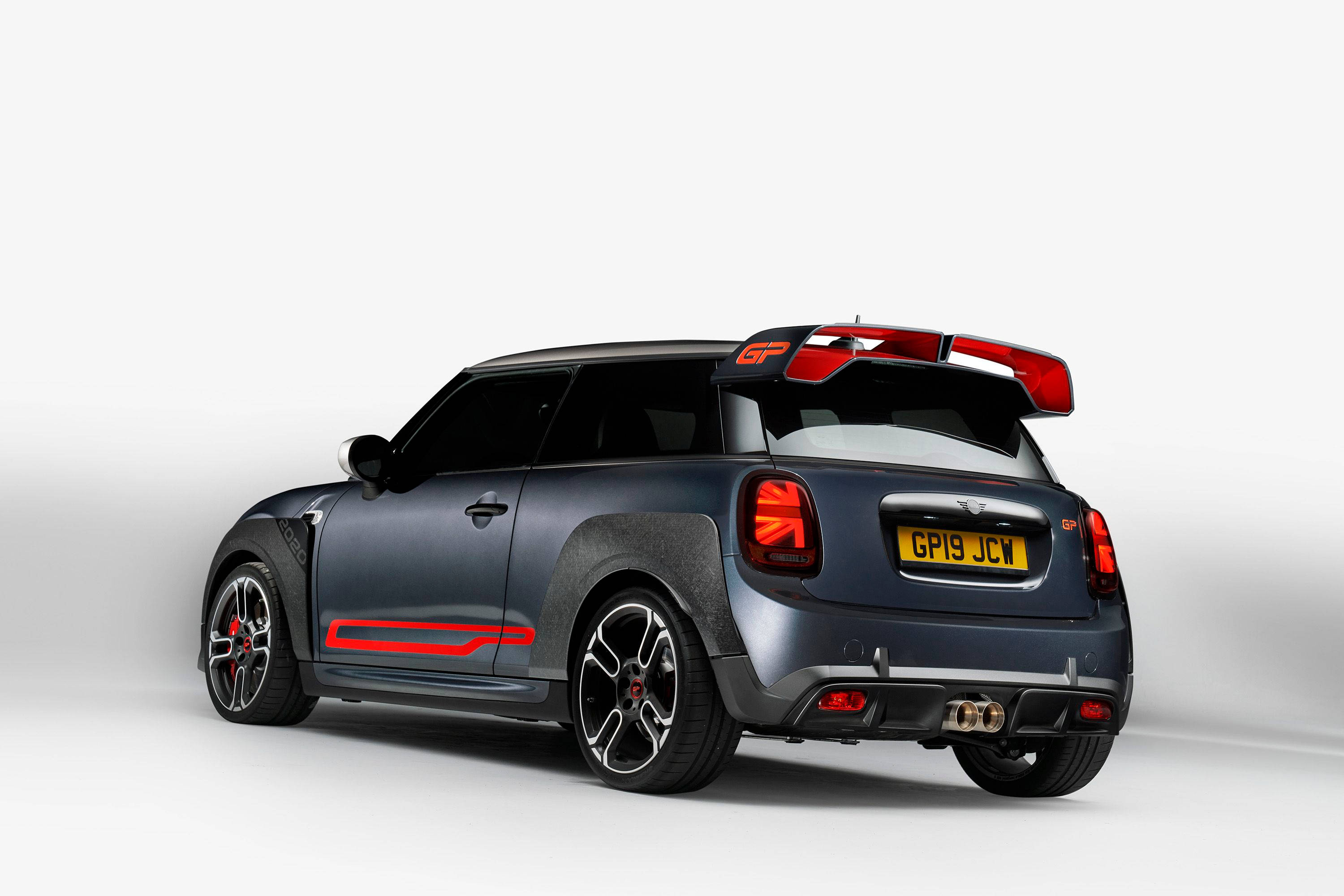 Mini 桌布 壁紙 — 一台時尚的消光黑色MINI Cooper GP，帶有紅色點綴和大型後擾流板，在潔白的攝影棚背景下蓄勢待發。