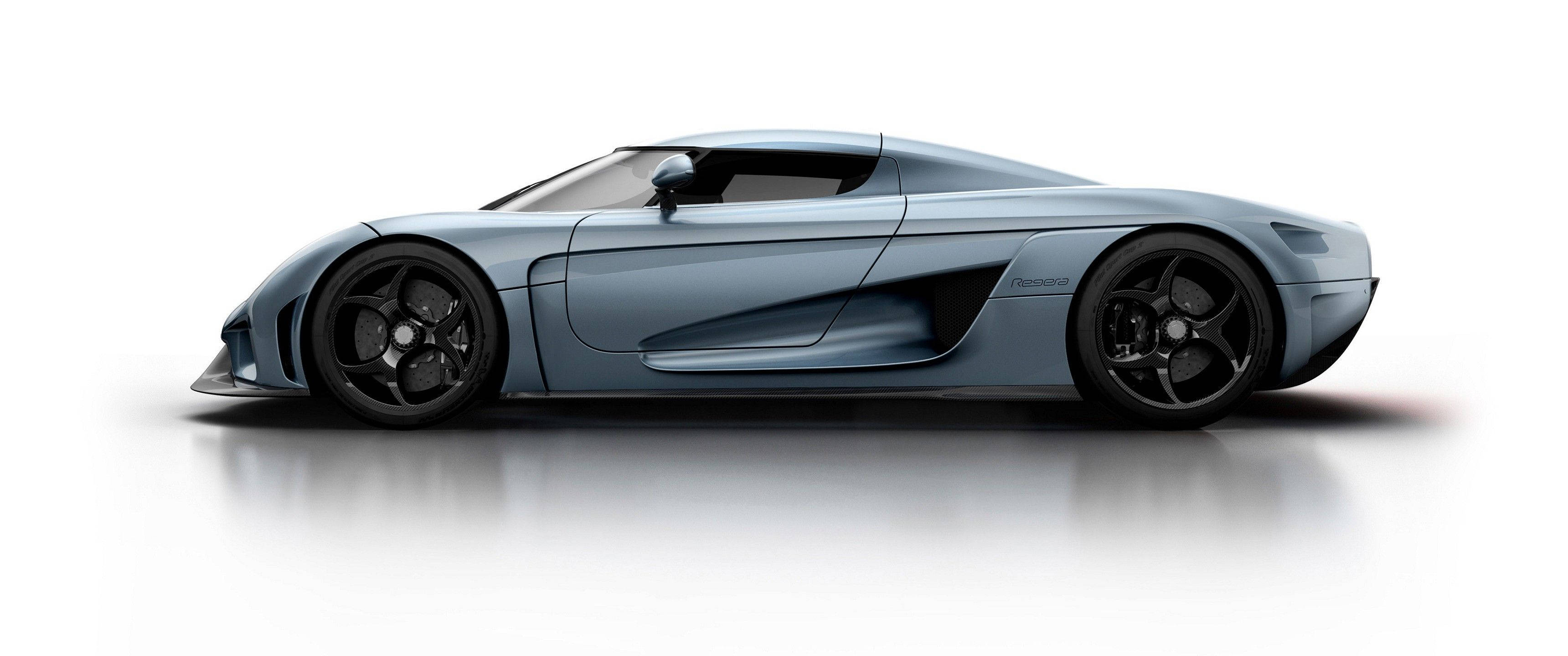 跑車 桌布 壁紙 — 一台時尚的淺藍色Koenigsegg超跑以側面輪廓展示，背景為潔淨的白色工作室，帶有微妙的陰影。