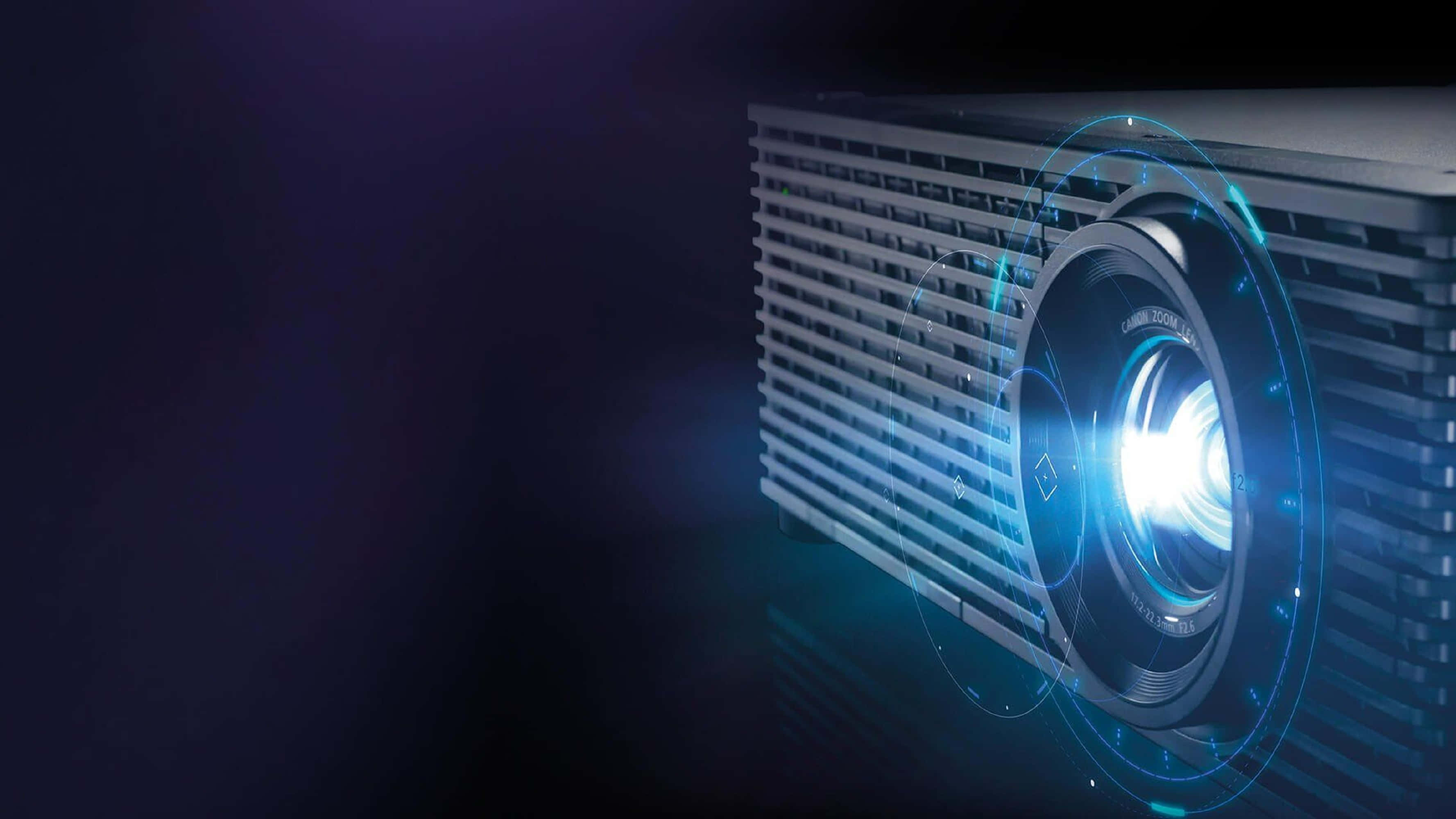 4K Projector 桌布 壁紙 — 一台時尚的現代投影機在黑暗背景下發出明亮的藍光，並帶有發光的數位介面疊加層。