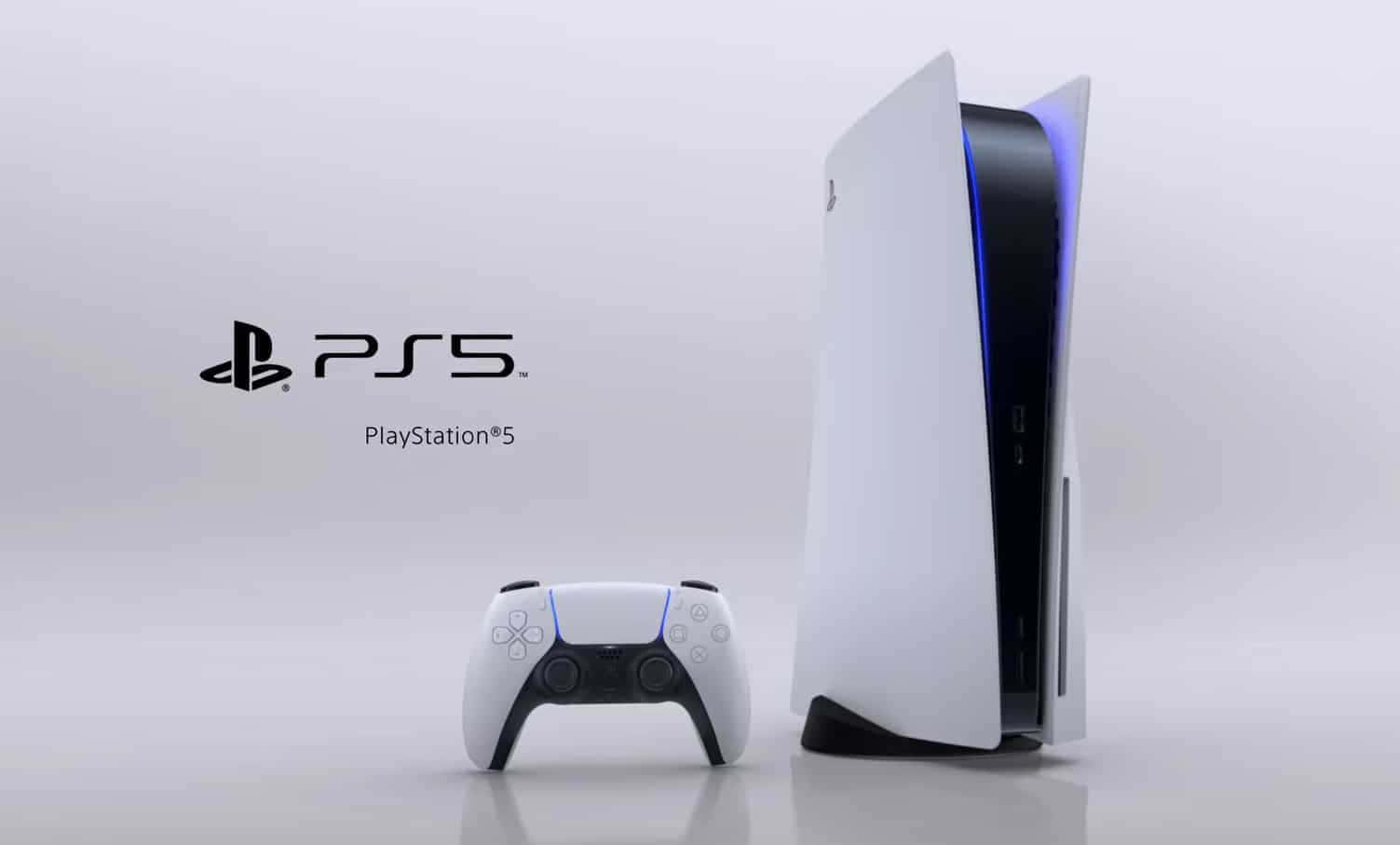 PlayStation 桌布 壁紙 — 一台時尚的白色 PlayStation 5 主機和控制器放在反射表面上，背景為簡約灰色。