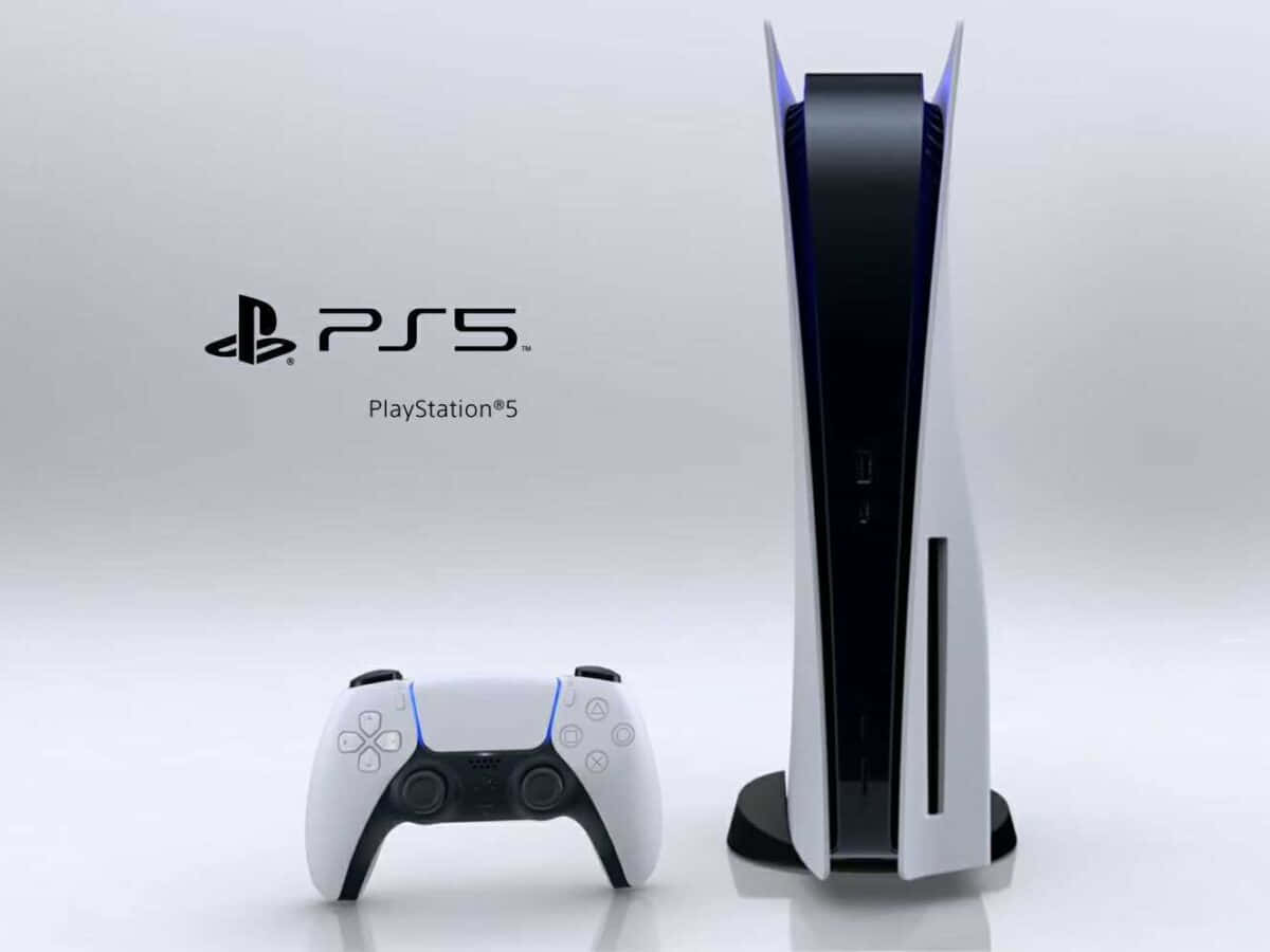 PlayStation 桌布 壁紙 — 一台時尚的白色 PlayStation 5 主機和控制器，在簡約的白色背景上，帶有 PS5 標誌。