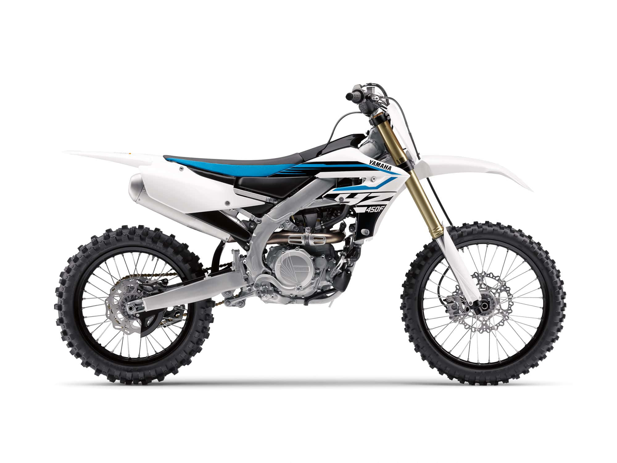 Dirtbike 桌布 壁紙 — 一台時尚的白色、藍色和黑色Yamaha越野機車，在潔白背景前展現其堅固輪胎和金色前叉。