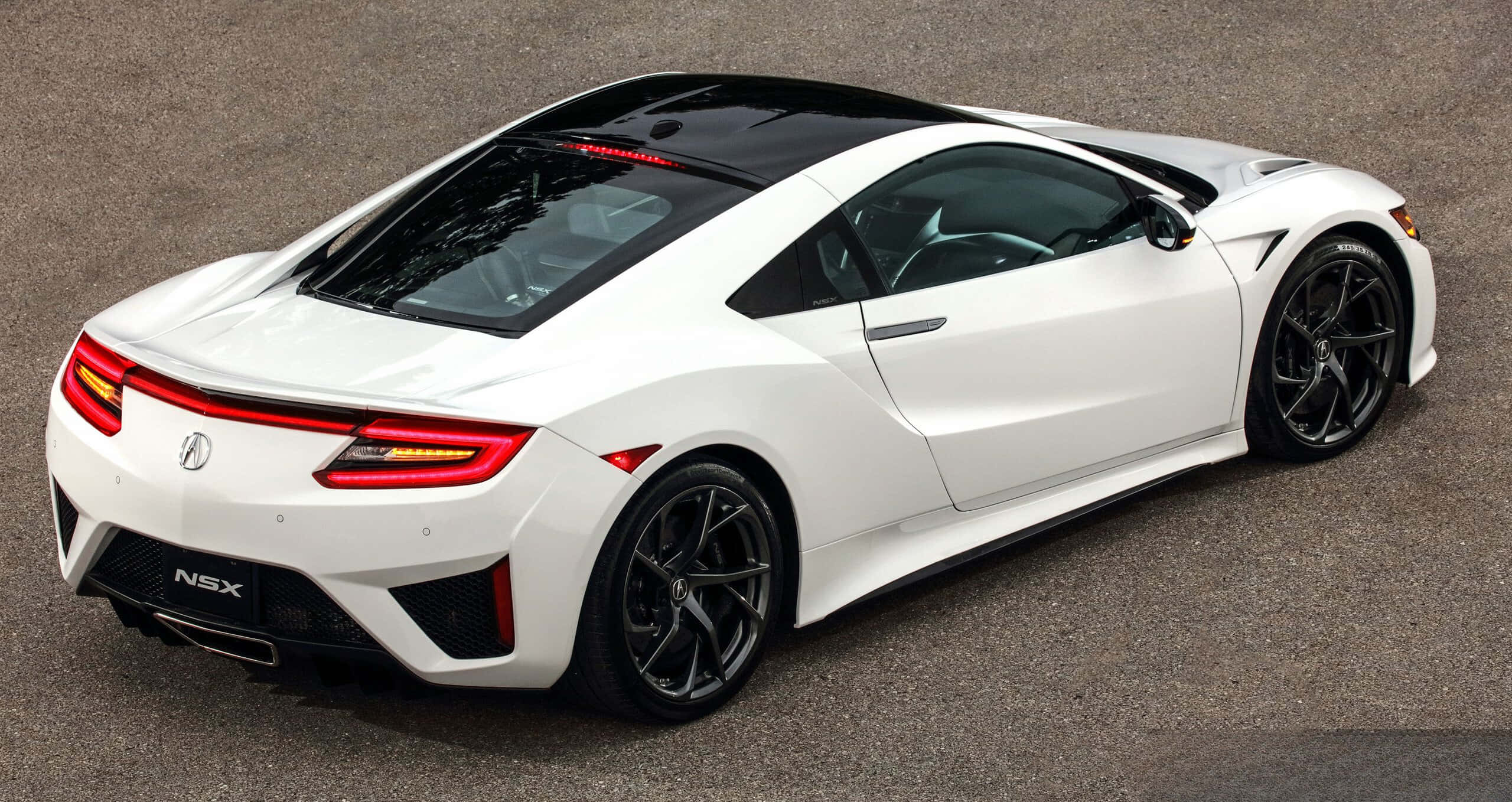 Honda Nsx 桌布 壁紙 — 一台時尚的白色Acura NSX跑車，帶有黑色飾邊和發光的紅色尾燈，停在瀝青路面上。