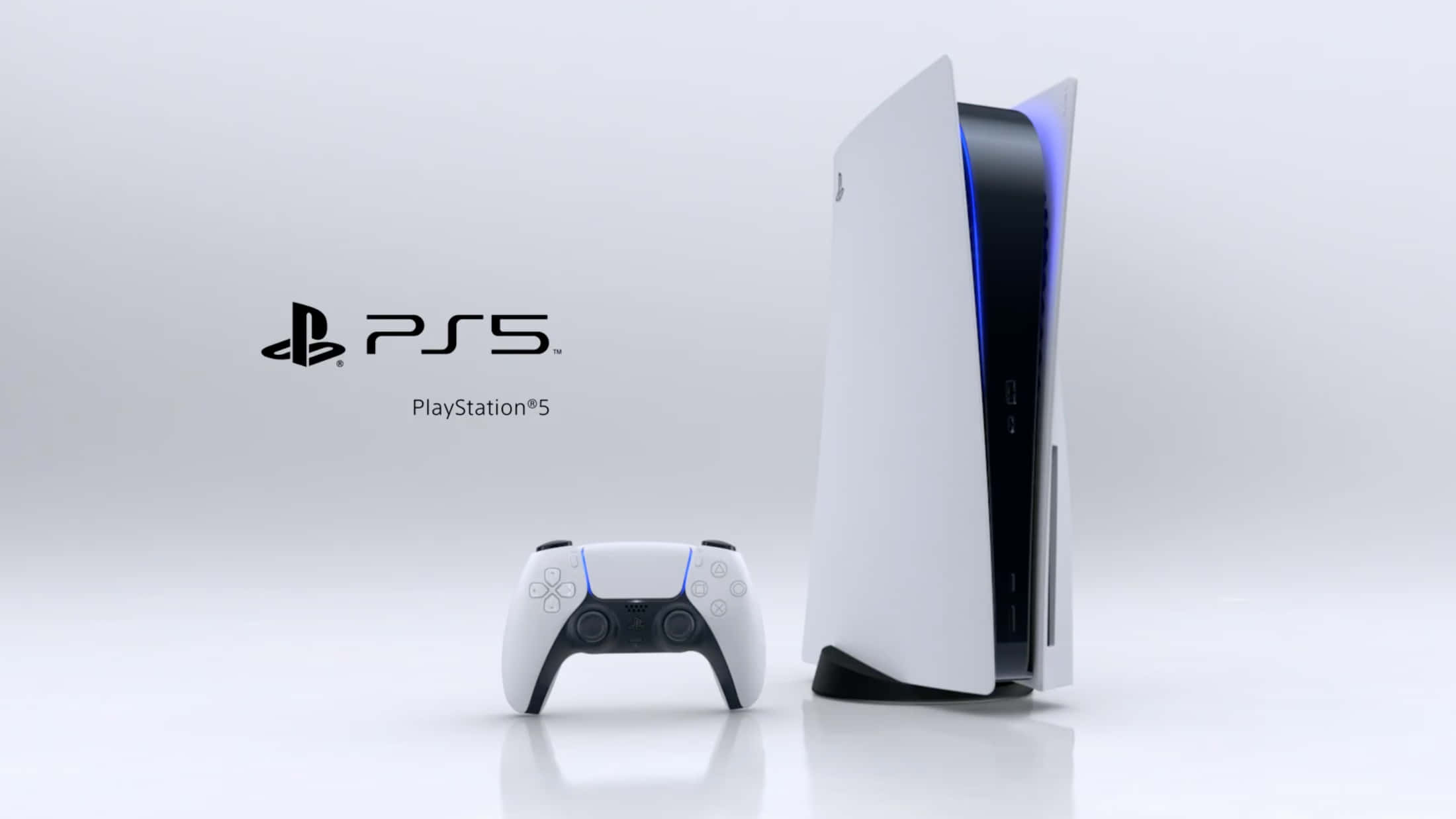 PS5 動態圖片 桌布 壁紙 — 一台時尚的白色PlayStation 5主機和控制器立在反光表面上，帶有發光的藍色燈光點綴，背景為簡約的白色。