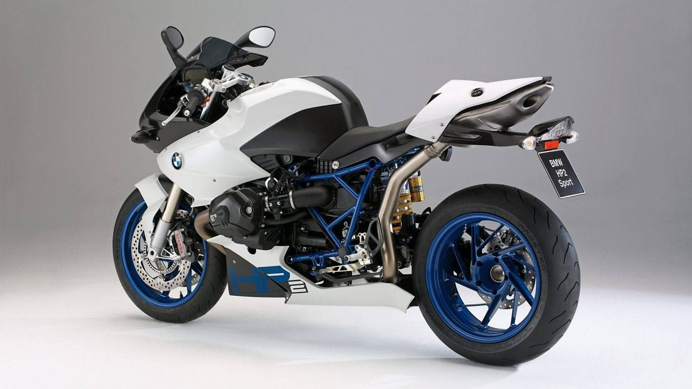 運動 桌布 壁紙 — 一台時尚的白色和藍色BMW HP2 Sport機車，帶有外露的藍色車架和金色懸吊，在灰色攝影棚背景前蓄勢待發。
