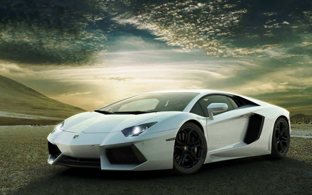 跑車 桌布 壁紙 — 一台時尚的白色藍寶堅尼Aventador停在碎石路上，天空烏雲密布，戲劇性十足，金色陽光穿透雲層。