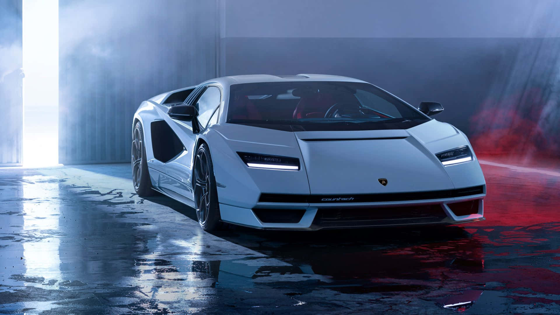 1920 X 1080 Car 桌布 壁紙 — 一台時尚的白色藍寶堅尼Countach在煙霧瀰漫、反射光線的車庫中，在戲劇性的藍色和紅色燈光下閃閃發光。