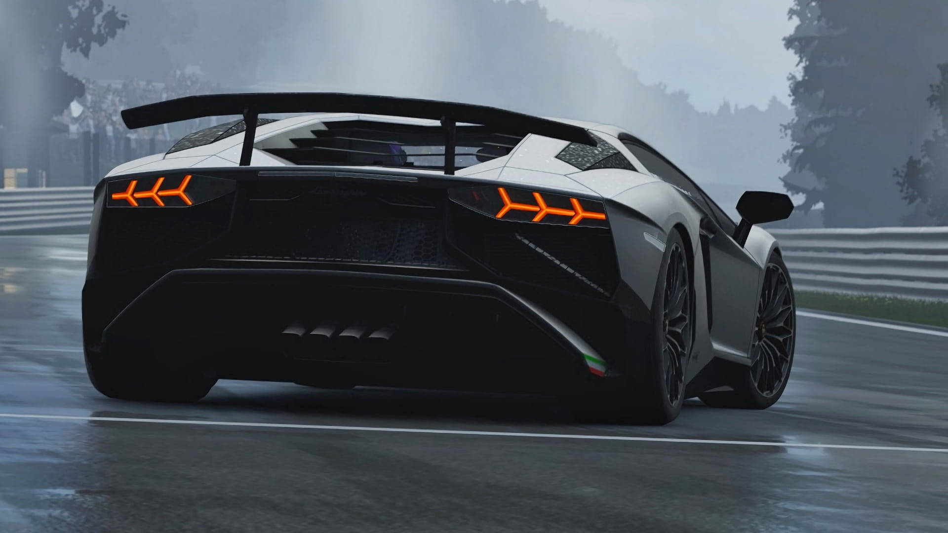 Lamborghini 4K 桌布 壁紙 — 一台時尚的白色藍寶堅尼跑車，帶有發光的橙色尾燈，在潮濕的賽道上穿過霧氣繚繞的樹林飛馳。