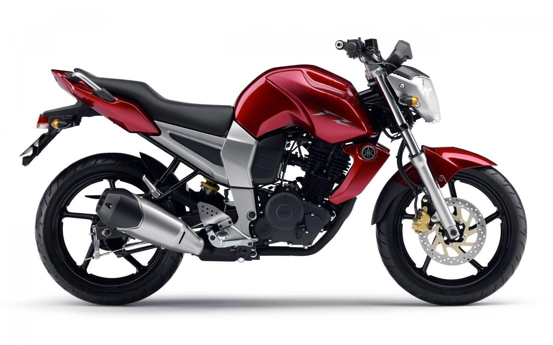 yamaha mt 15 桌布 壁紙 — 一台時尚的紅色和銀色Yamaha機車，配有黑色座椅和車輪，在乾淨的白色背景上以側面輪廓展示。