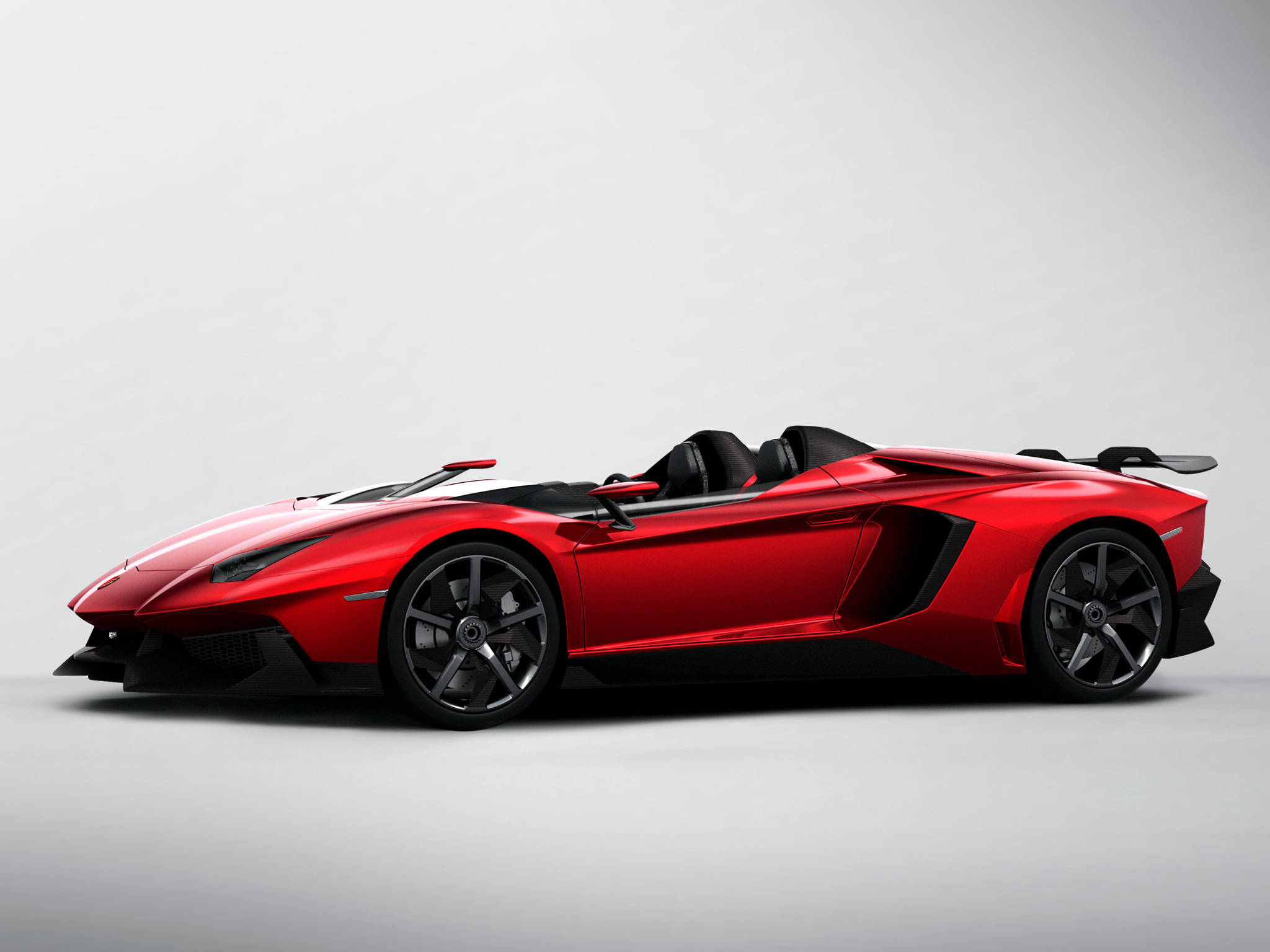 4K 藍寶堅尼 桌布 壁紙 — 一台時尚的紅色藍寶堅尼 Aventador Roadster，帶有黑色飾邊和簡約工作室背景。