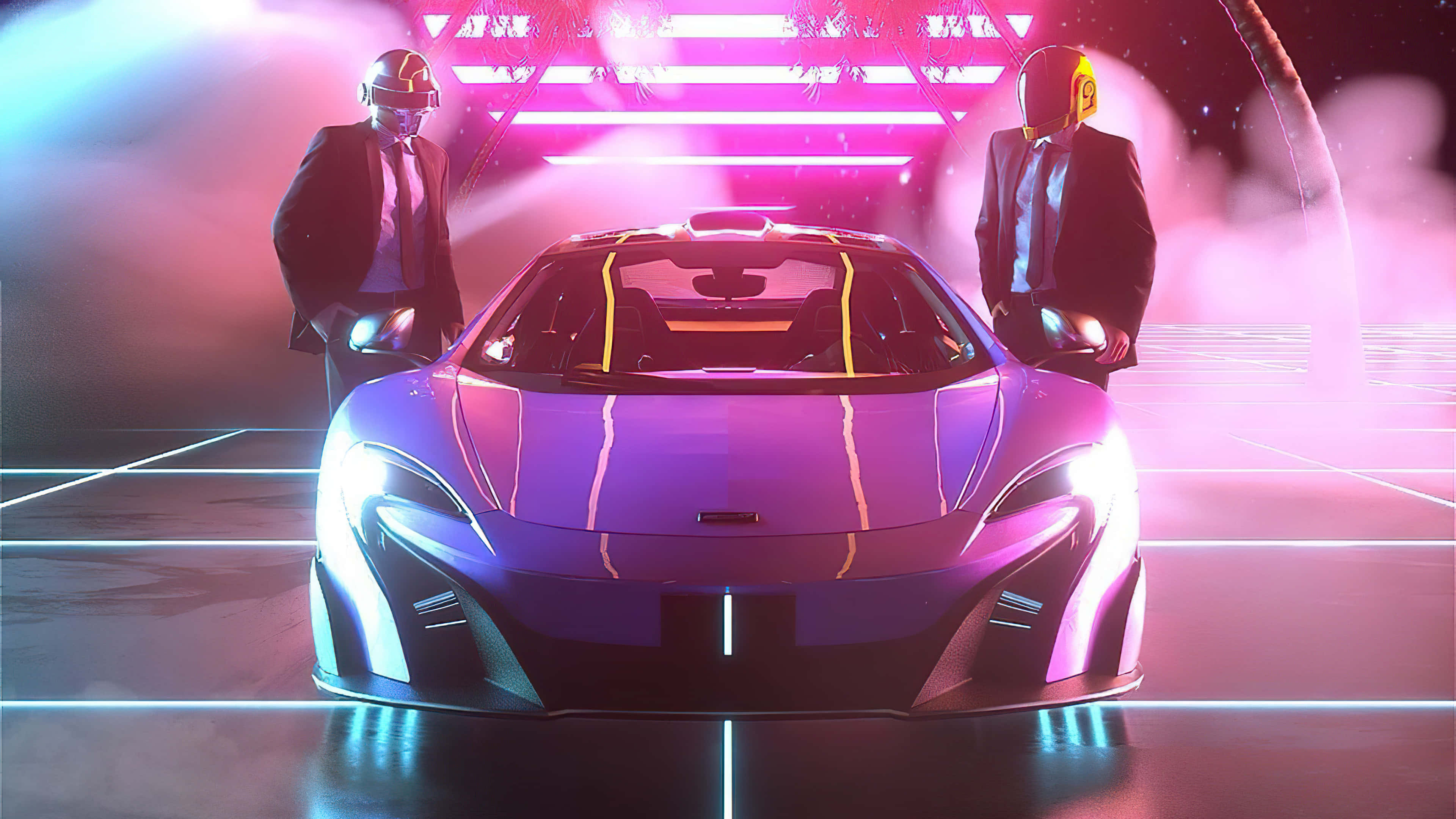 Cool Mclaren 桌布 壁紙 — 一台時尚的紫色跑車在霓虹燈下閃耀，兩名戴面具、身穿西裝的人物在未來風格的賽博朋克競技場中站崗。