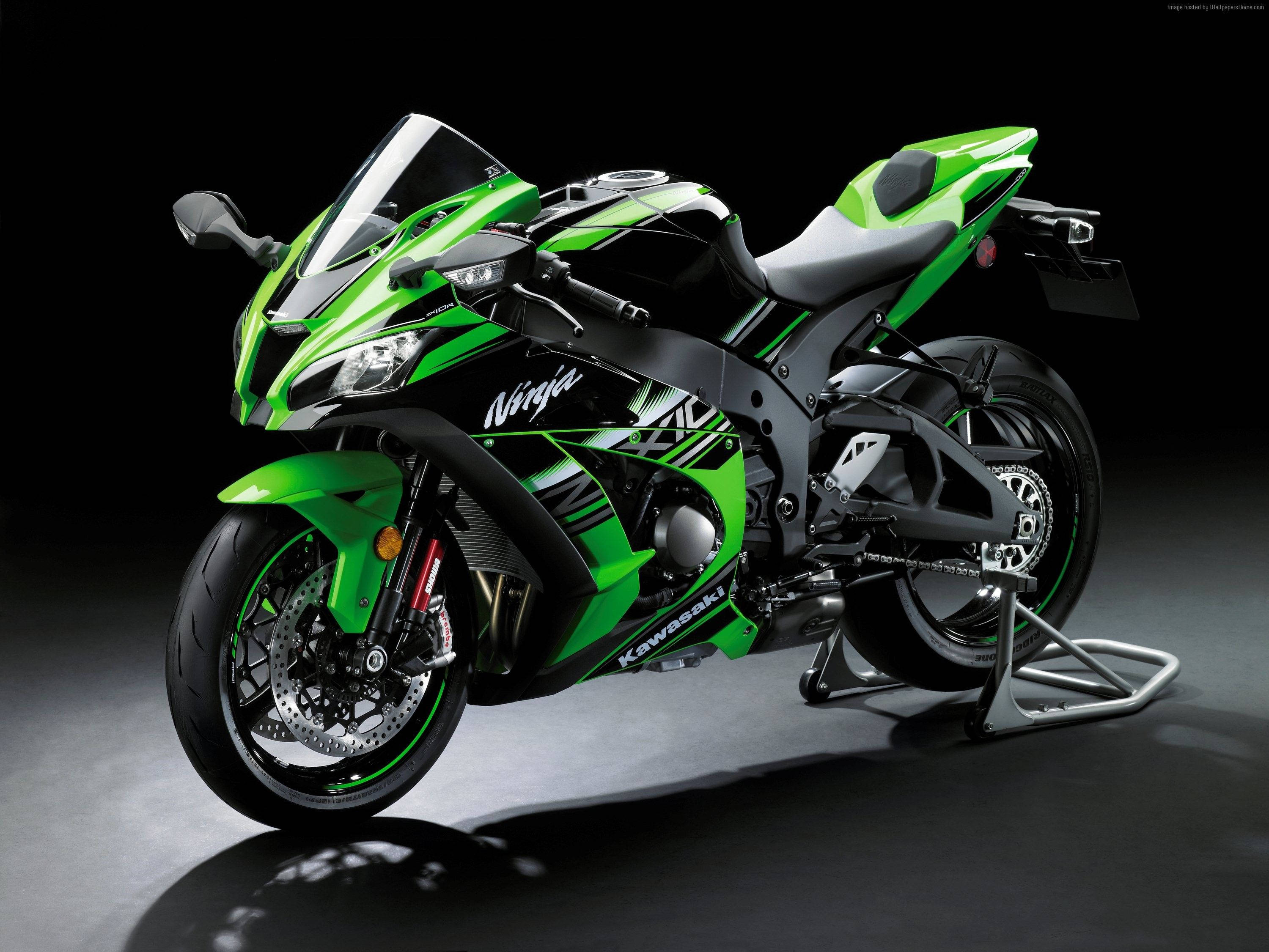 機車 桌布 壁紙 — 一台時尚的綠色和黑色Kawasaki Ninja跑車摩托車放在支架上，背景是深色攝影棚。