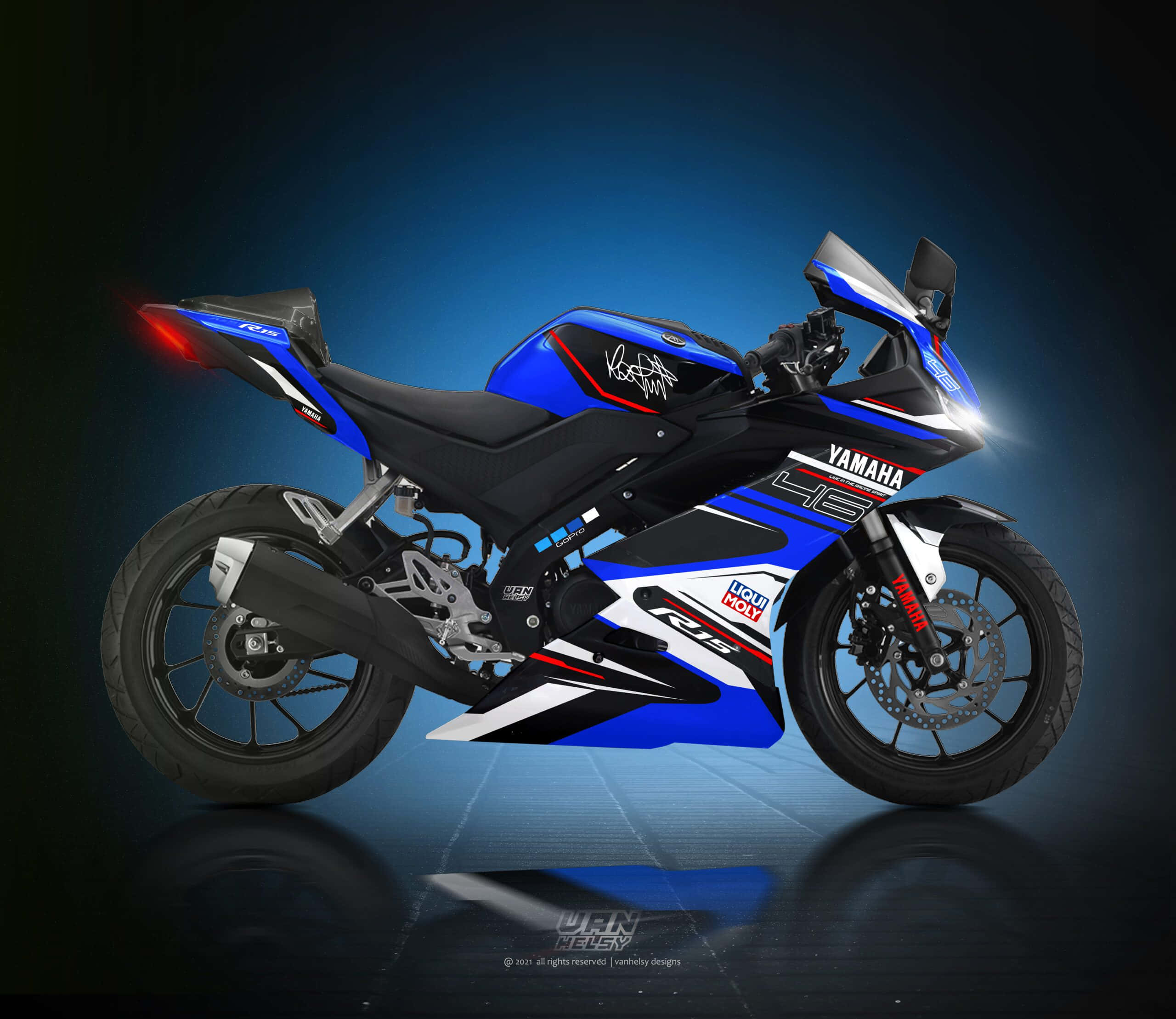 R15 桌布 壁紙 — 一台時尚的藍白色Yamaha R15機車，帶有發光的頭燈和尾燈，站在反射的深色地板上，背景為漸變藍色。