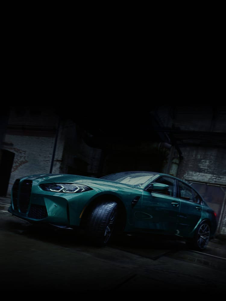 m 桌布 壁紙 — 一台時尚的藍綠色BMW M3停放在燈光昏暗的工業車庫中，帶有戲劇性的陰影和粗糙的混凝土牆壁。
