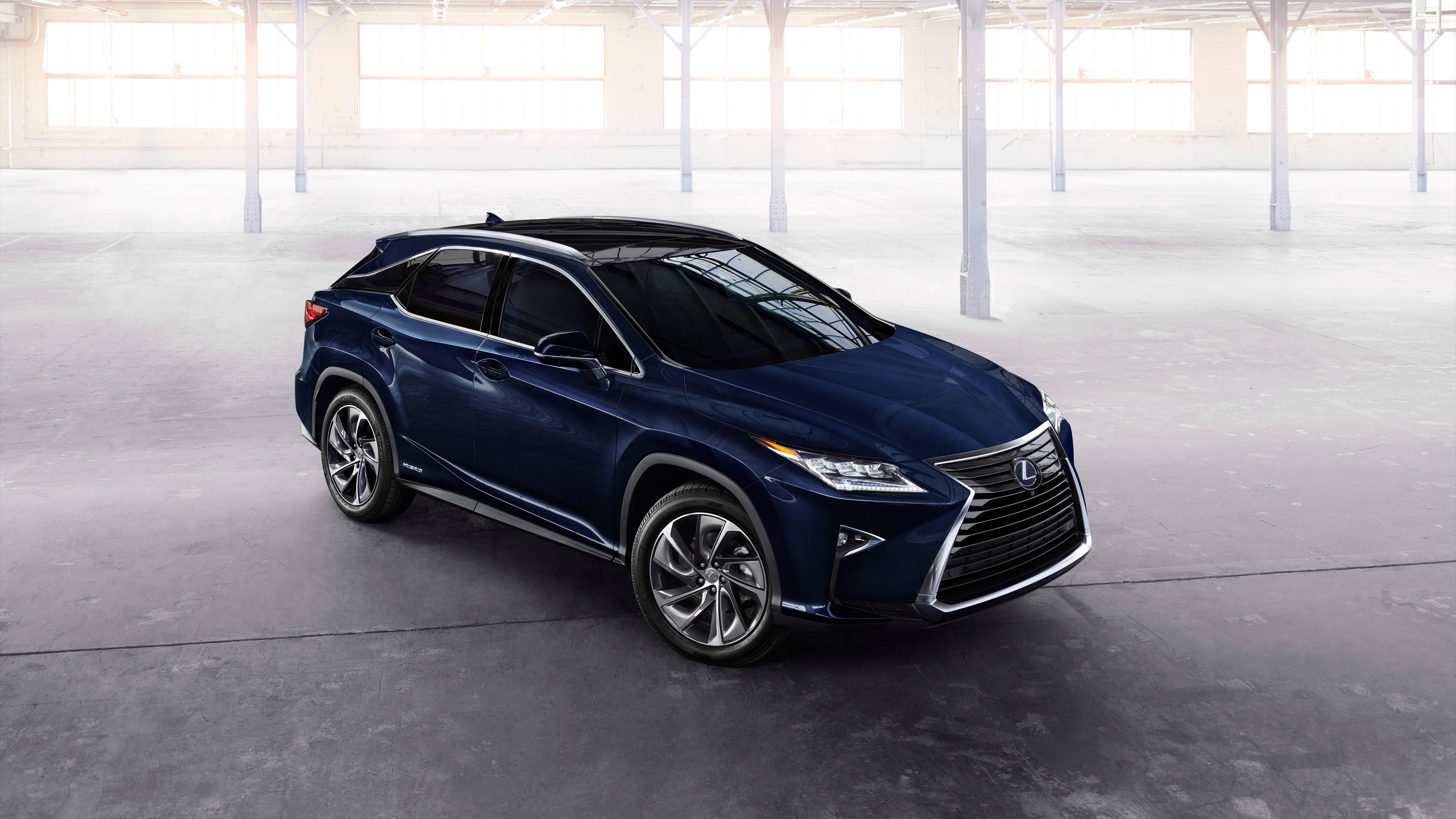 Lexus 桌布 壁紙 — 一台時尚的藍色 Lexus SUV 在一個寬敞的工業倉庫中展示，倉庫擁有高天花板和自然光線。