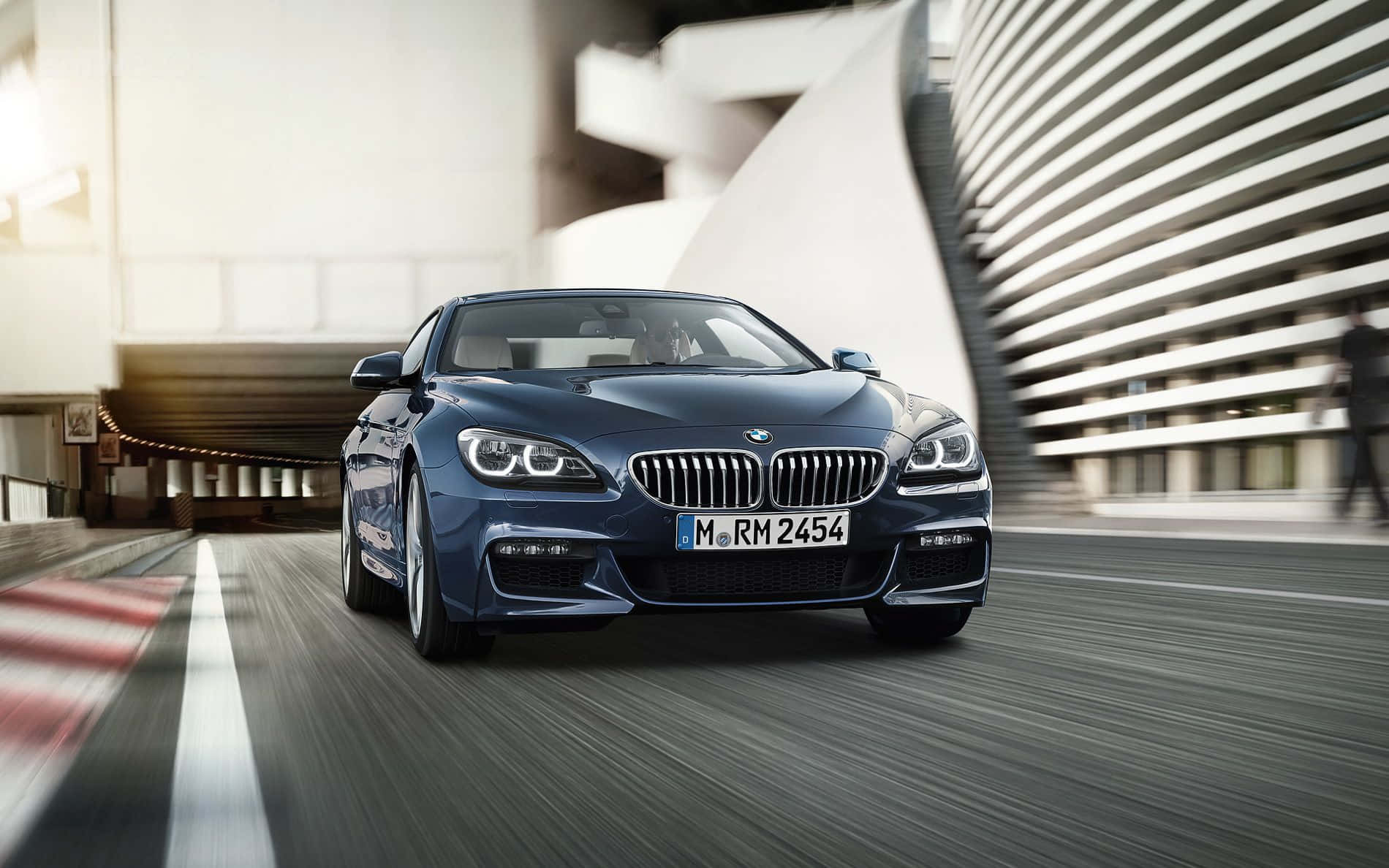 Bmw 6 Series 桌布 壁紙 — 一台時尚的藍色BMW 6系列轎跑車在現代城市隧道中疾馳，動態模糊效果強調了速度。