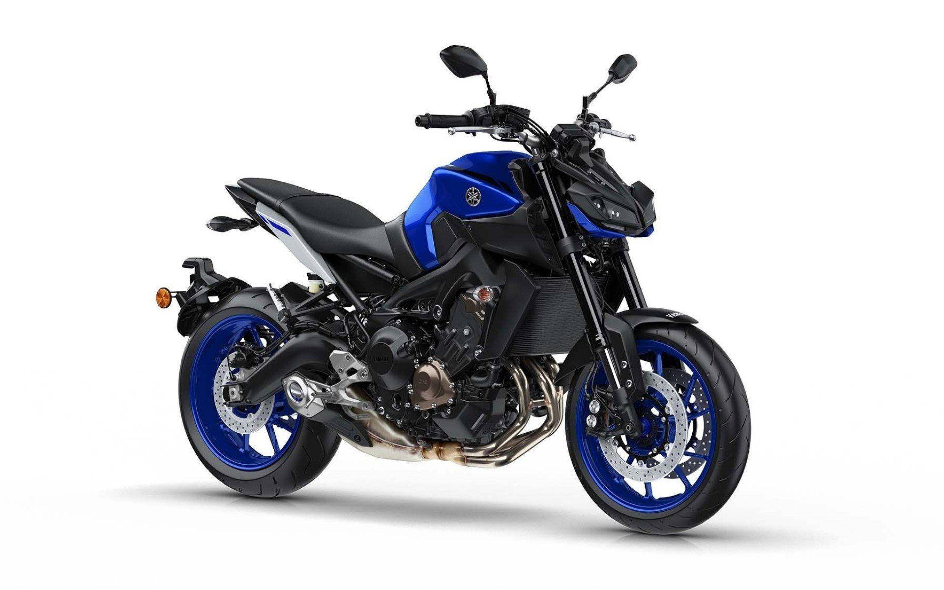  壁紙 — 一台時尚的藍黑配色Yamaha機車，配備鍍鉻飾件和碟式煞車，在純白背景前蓄勢待發。