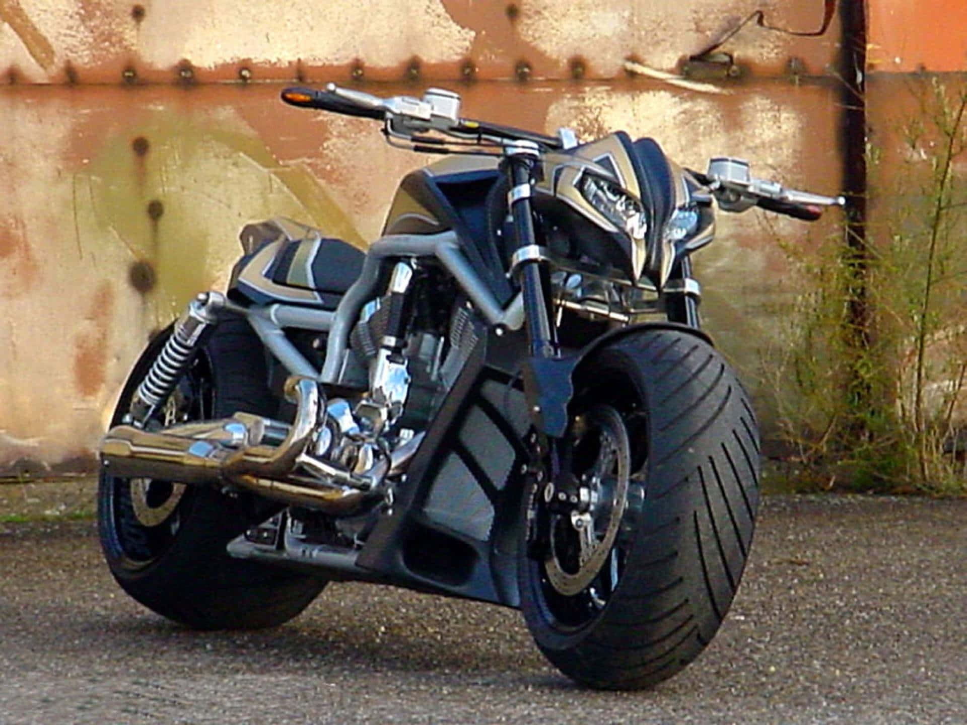 Harley Davidson HD 桌布 壁紙 — 一台時尚的訂製摩托車，帶有鍍鉻裝飾和大輪胎，靠在生鏽的金屬牆上。