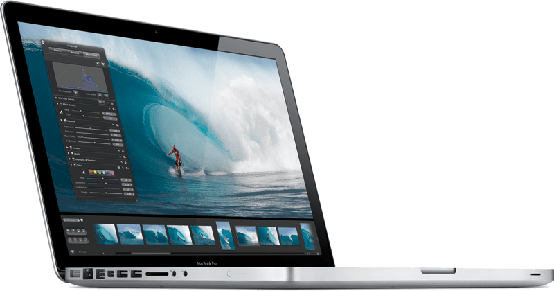 MacBook 桌布 壁紙 — 一台時尚的銀色 MacBook Pro 在動態衝浪場景上顯示充滿活力的照片編輯介面，並有巨大的藍綠色波浪。
