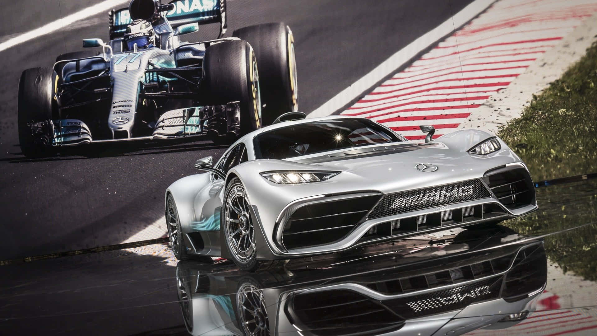 Mercedes 桌布 壁紙 — 一台時尚的銀色 Mercedes-AMG GT 超級跑車和一級方程式賽車在潮濕的賽道上競速，賽道上有鮮明的紅色和白色路緣石。